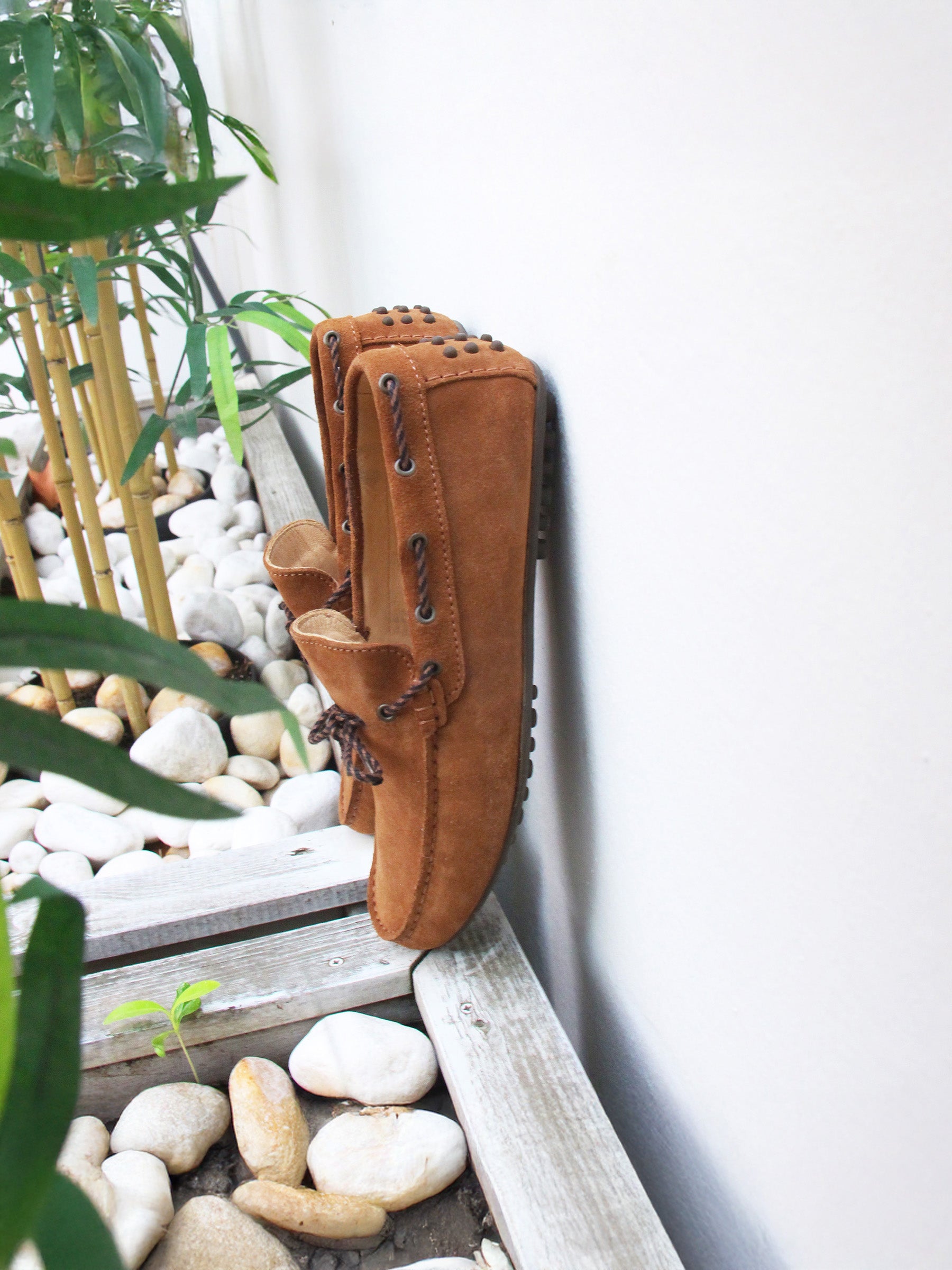 vue posée mocassins tradition cuir daim cognac jules jenn