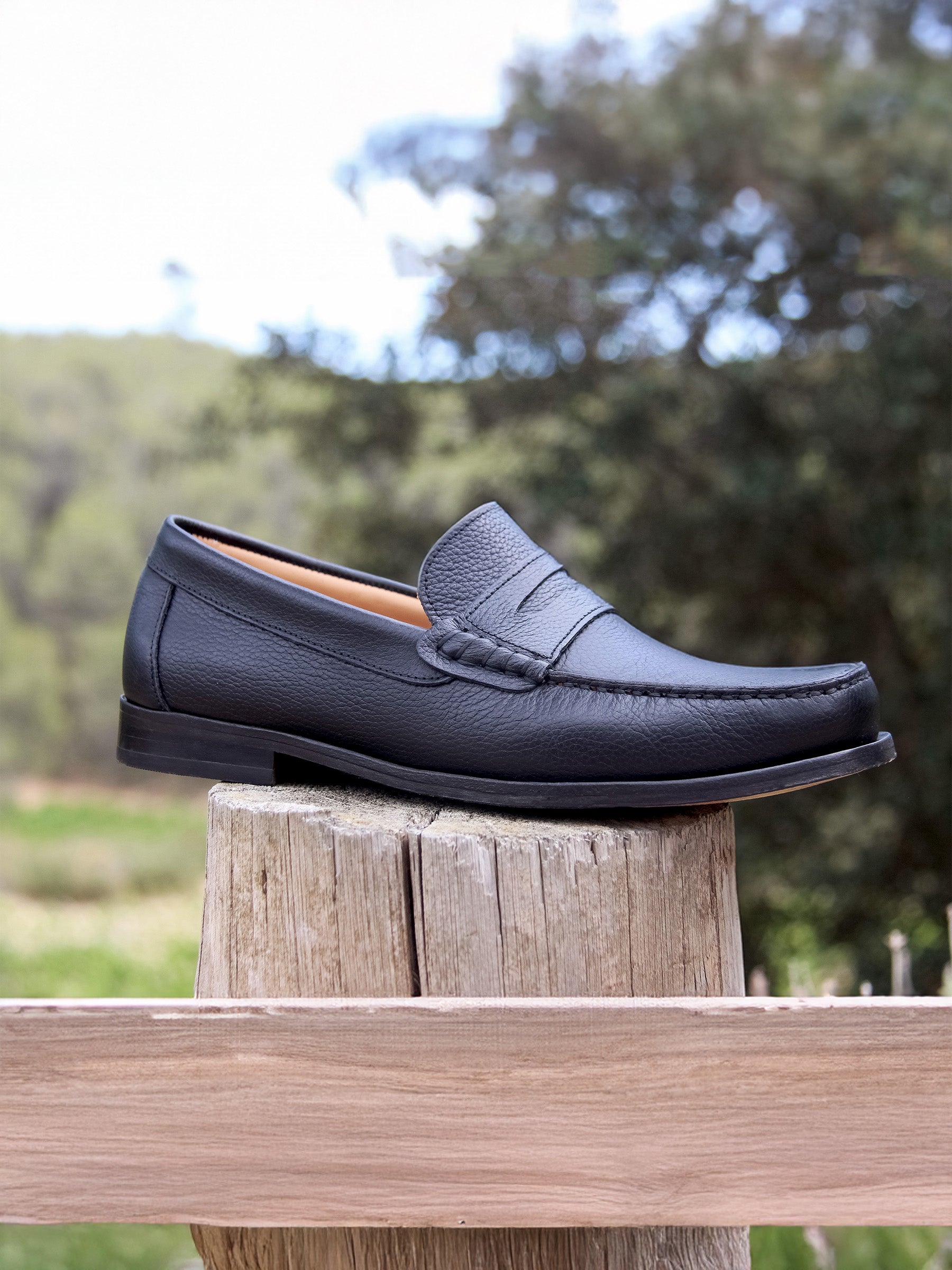 vue posée mocassins urbains cuir graine noir jules jenn