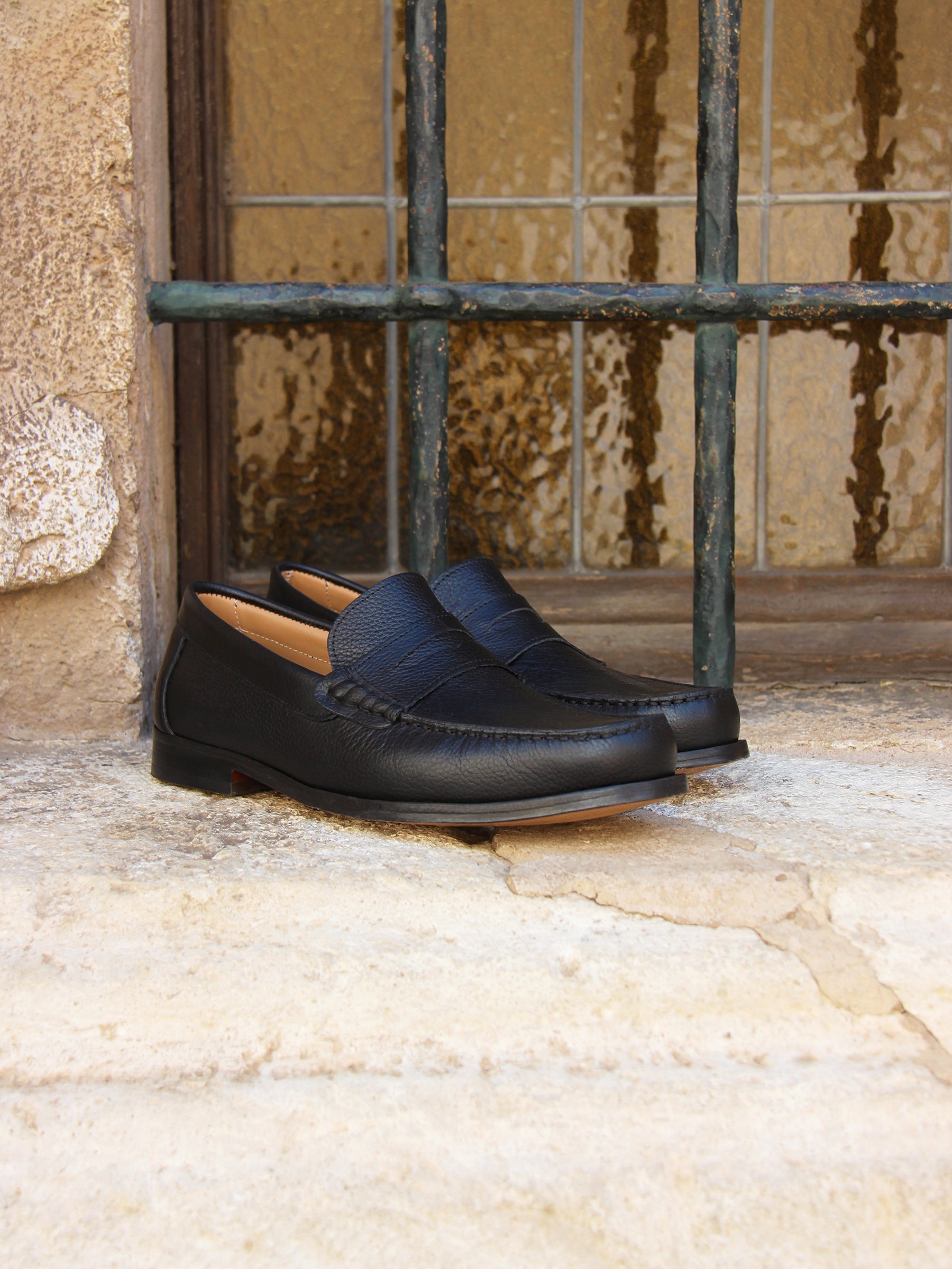 vue posée mocassins urbains cuir graine noir jules jenn