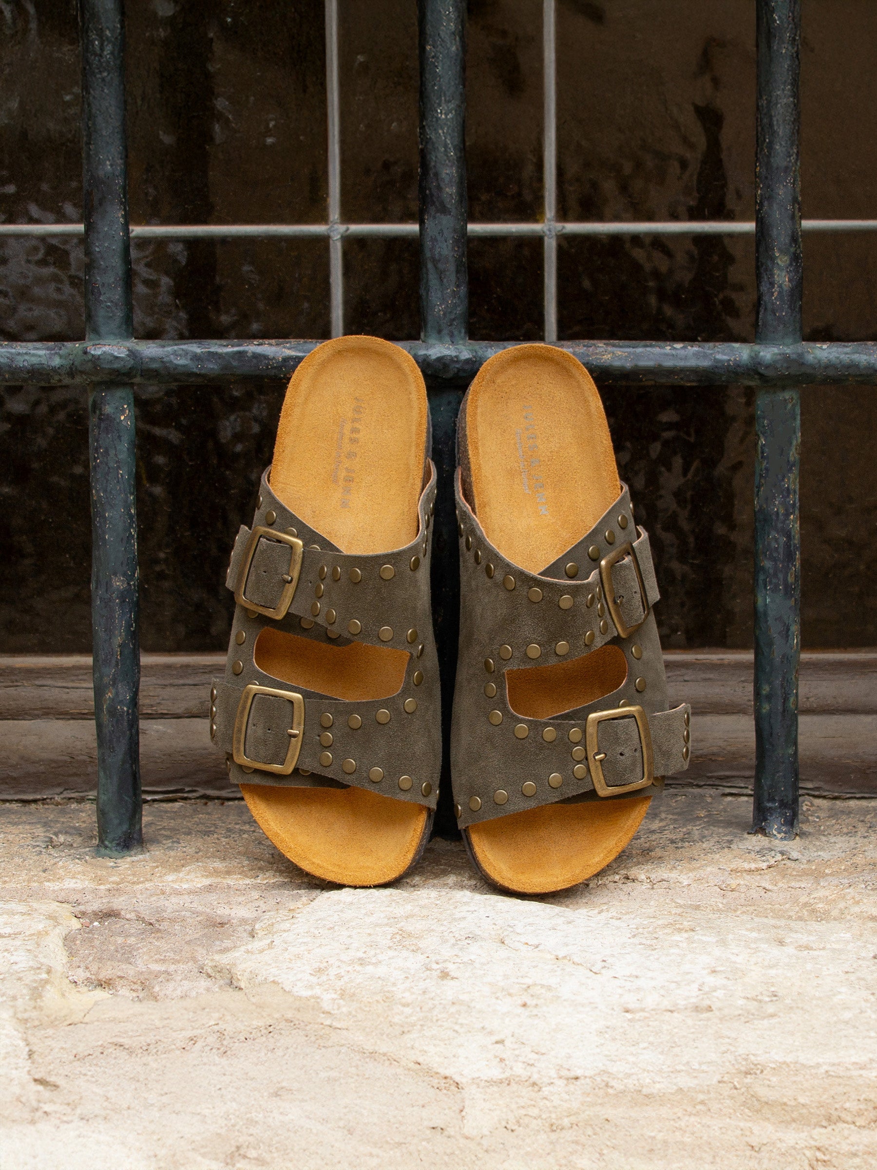 vue posée mules liege clous cuir daim kaki jules jenn