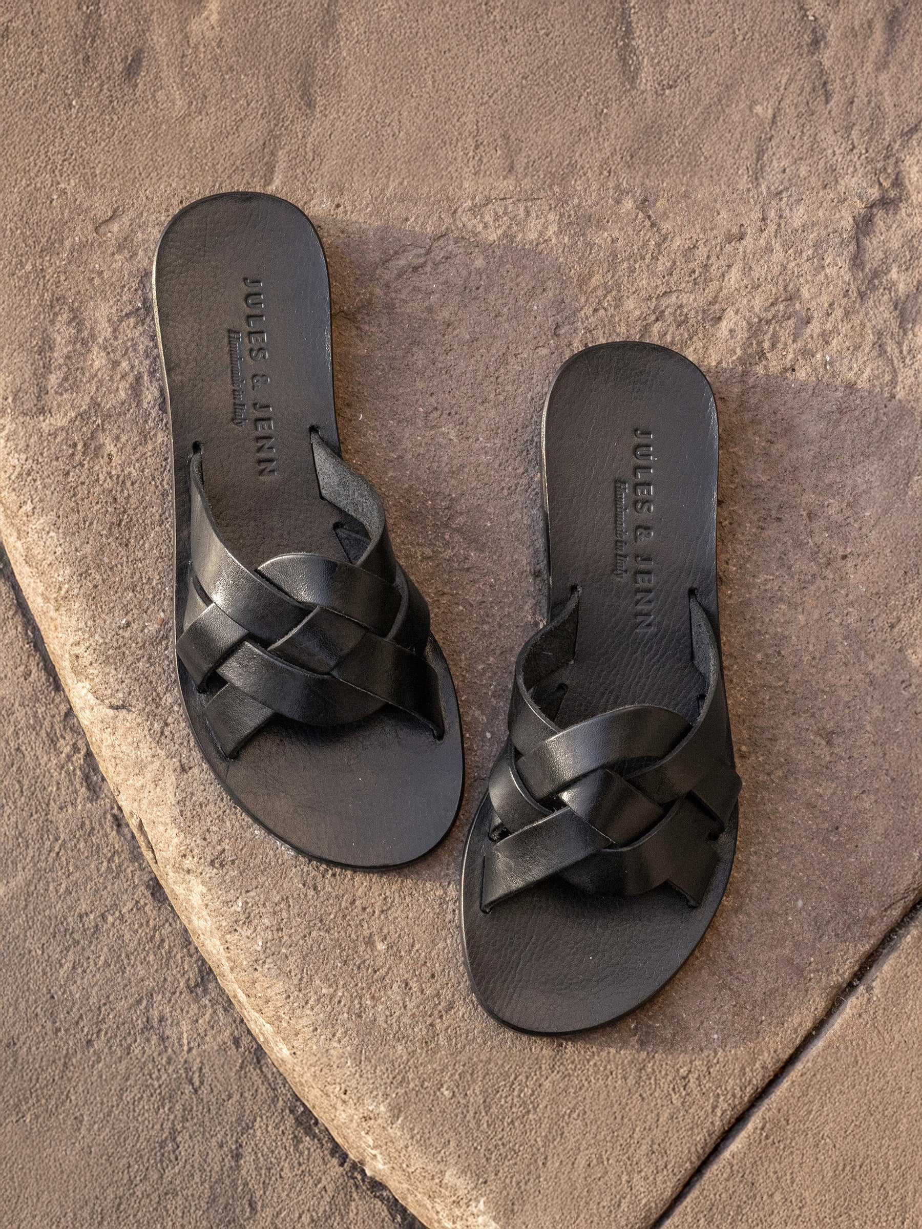 vue posée mules plates brides cuir noir jules jenn