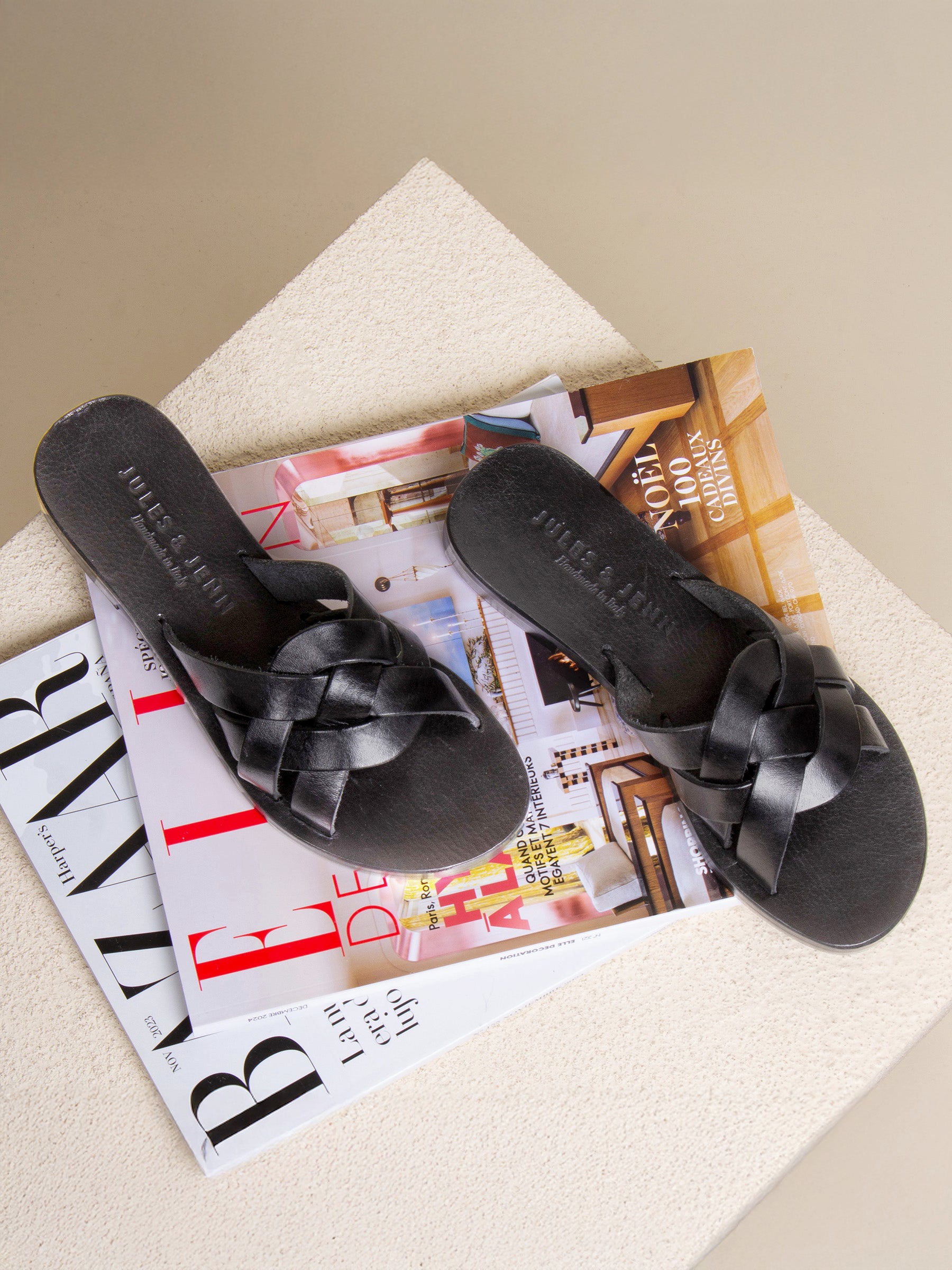 vue posée mules plates brides cuir noir jules jenn