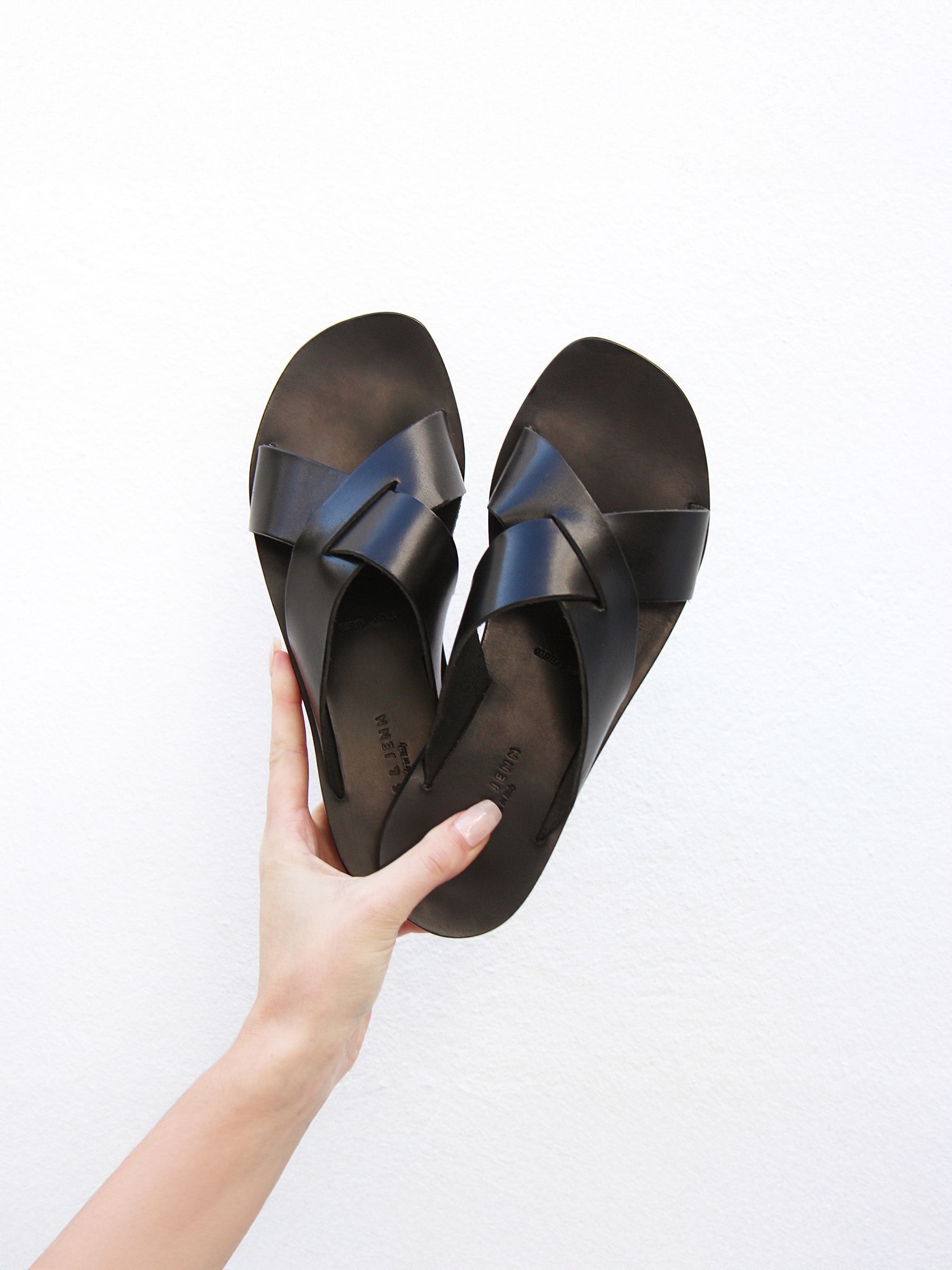 vue posée mules plates cuir noir jules & jenn