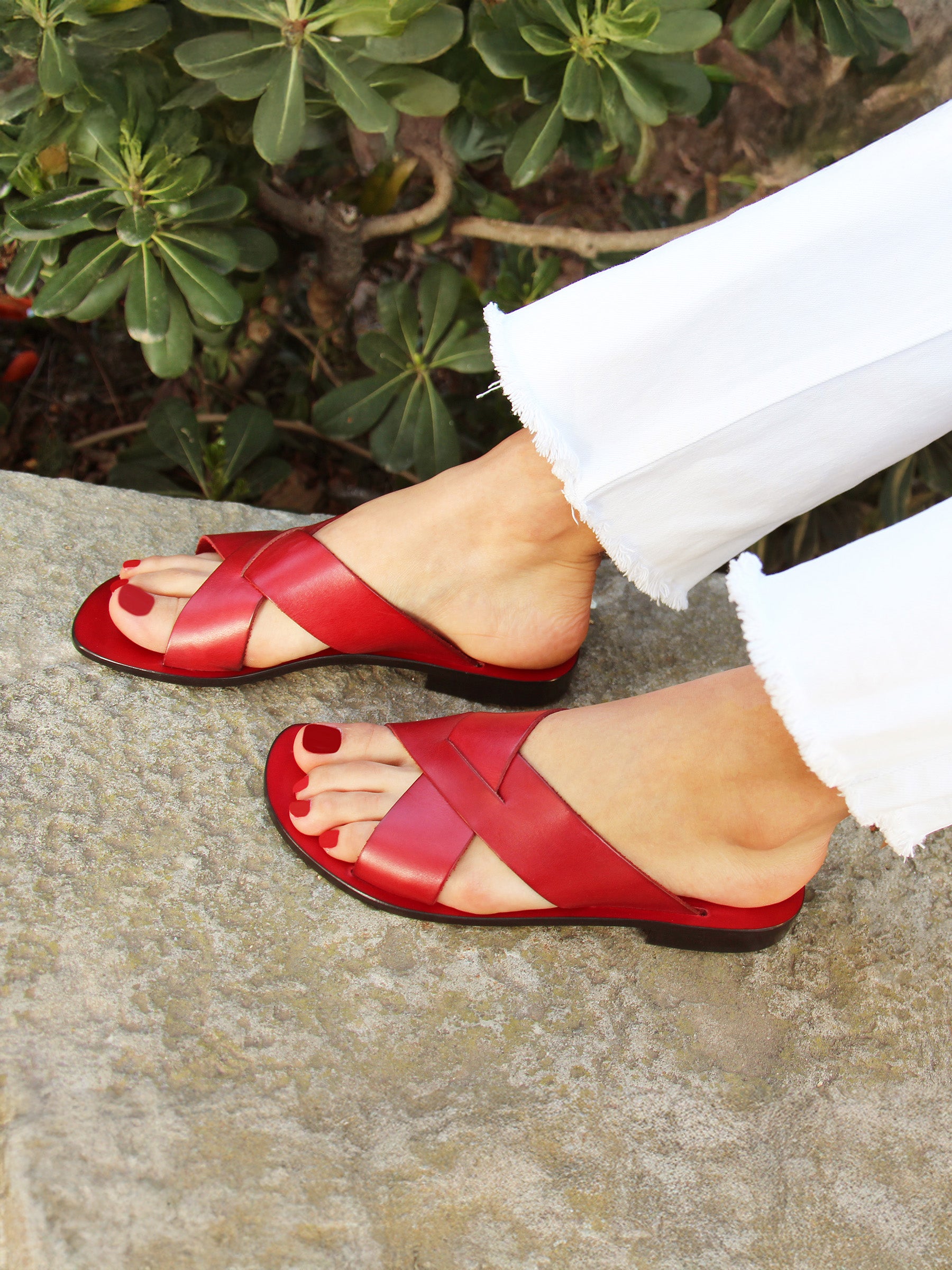 vue portée mules plates cuir rouge jules & jenn