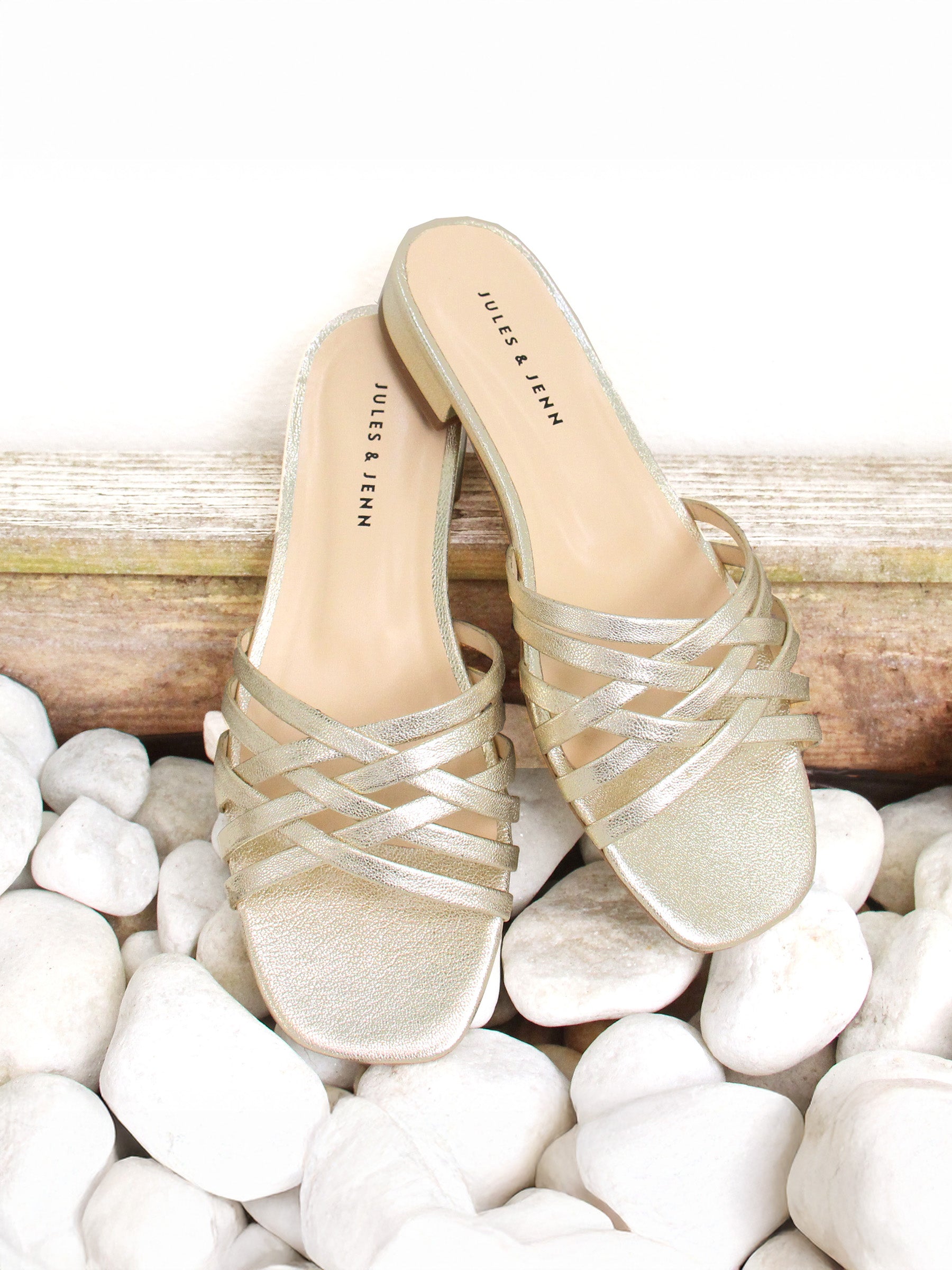 vue posée mules plates multibrides cuir metallise dore jules & jenn