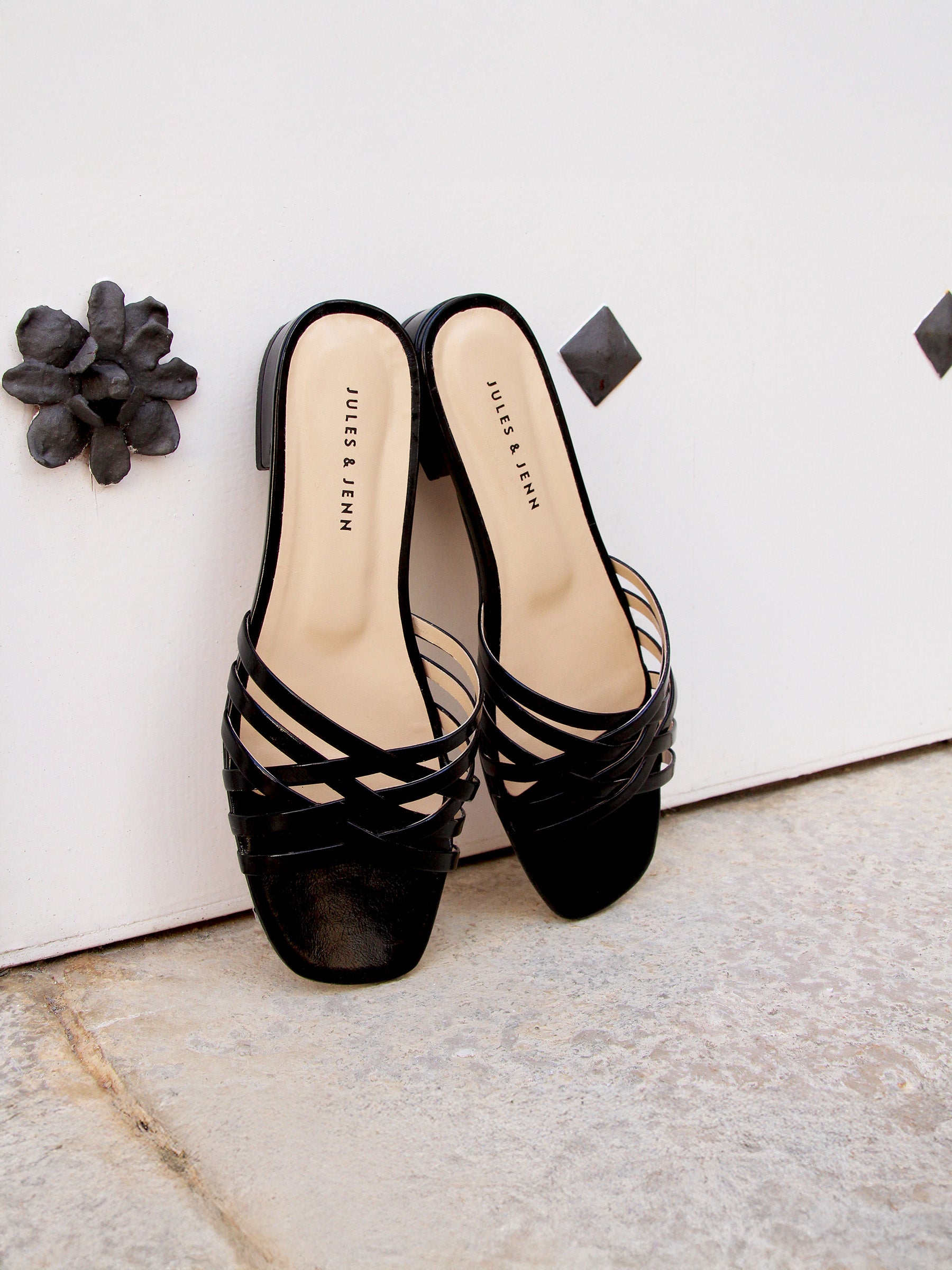 vue posée mules plates multibrides cuir noir jules jenn