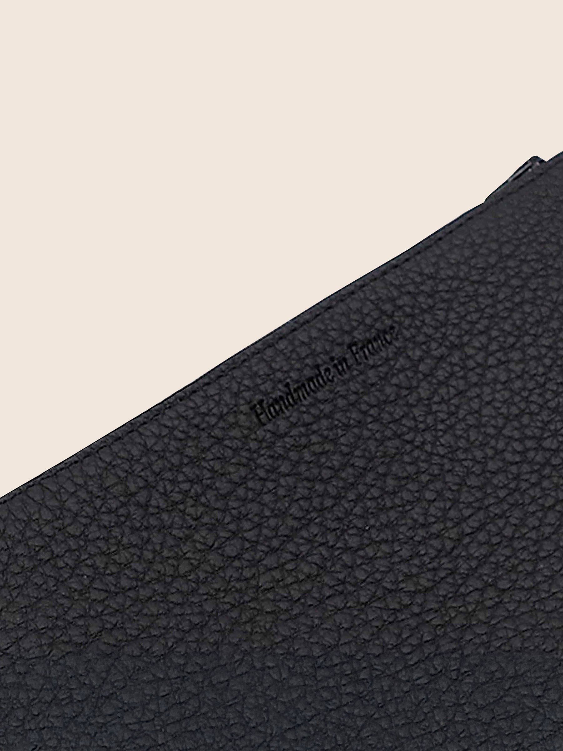 gros plan pochette cuir graine noir moyen modele fabriquee en france
