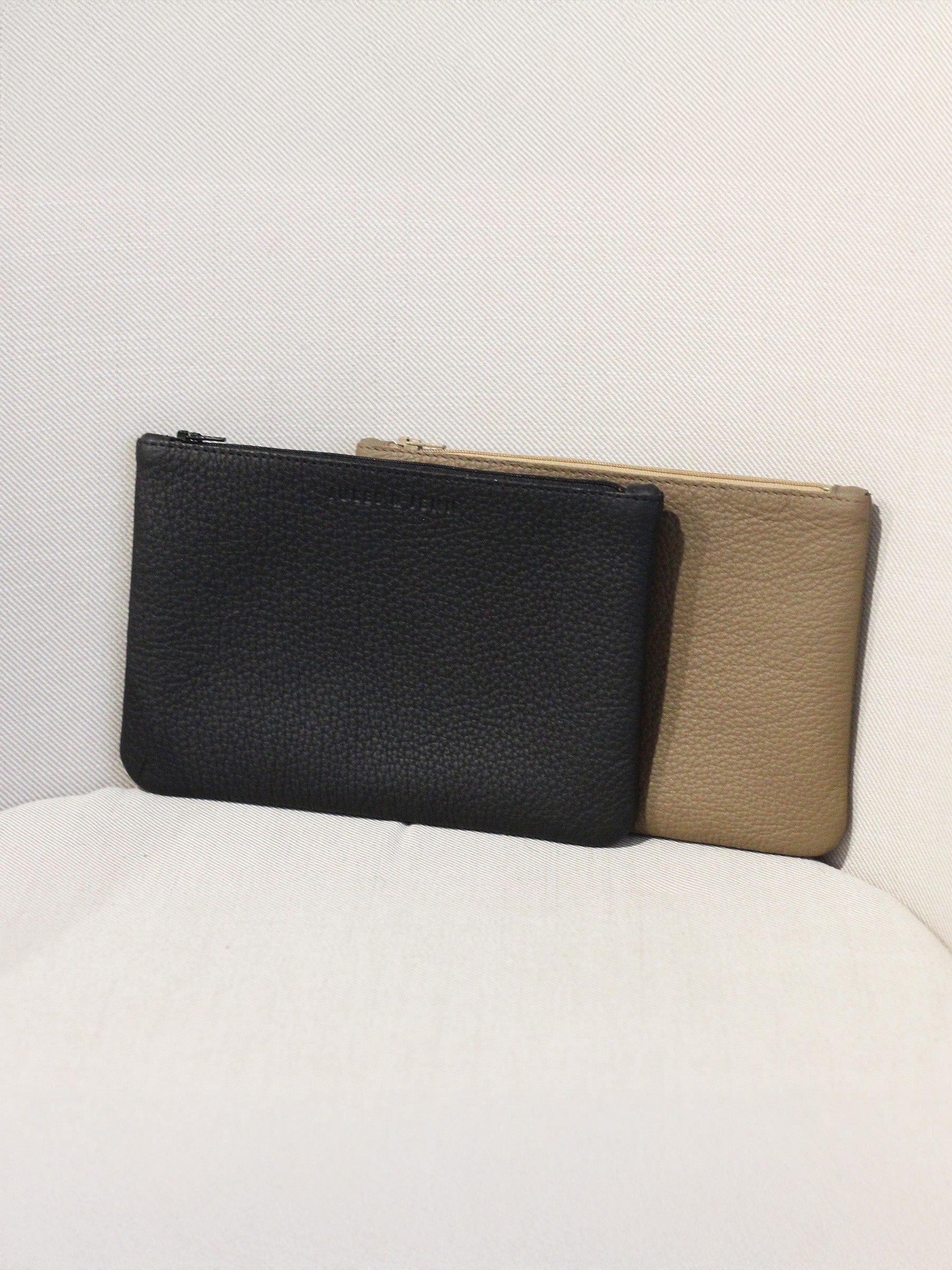 vue posée pochette cuir graine upcycle noir moyen modele jules jenn