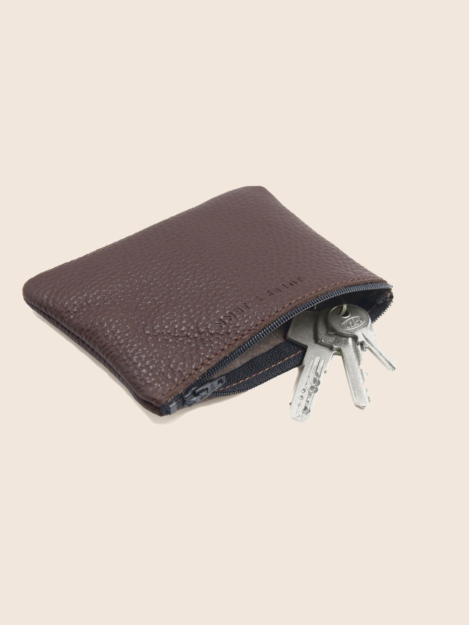 vue dessus pochette cuir graine upcycle marron petit modele jules jenn