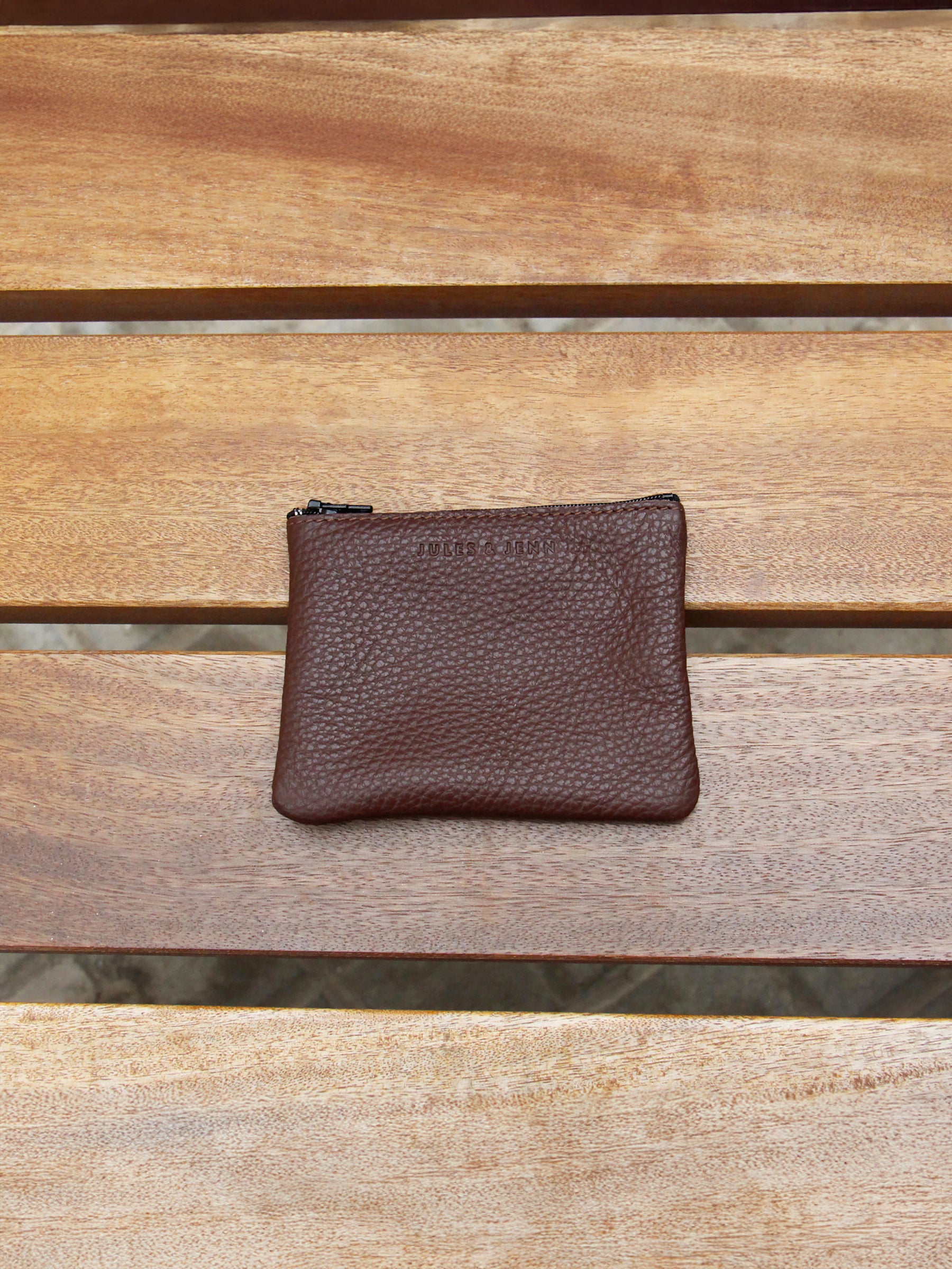 vue posée pochette cuir graine upcycle marron petit modele jules jenn