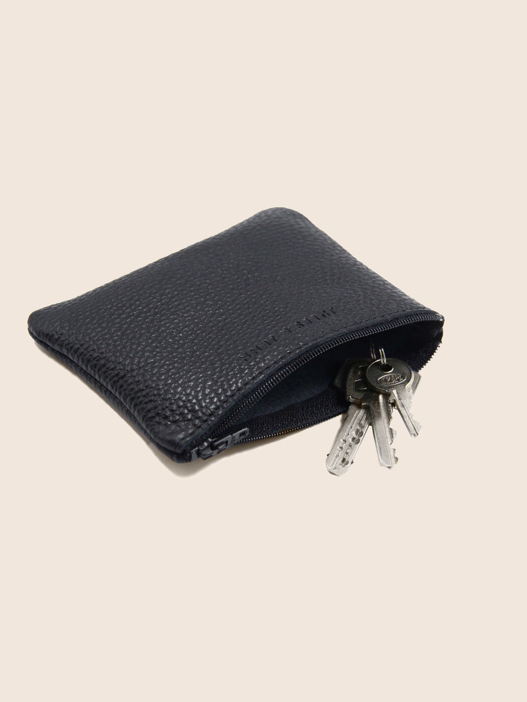 vue dessus pochette cuir graine upcycle noir petit modele jules jenn