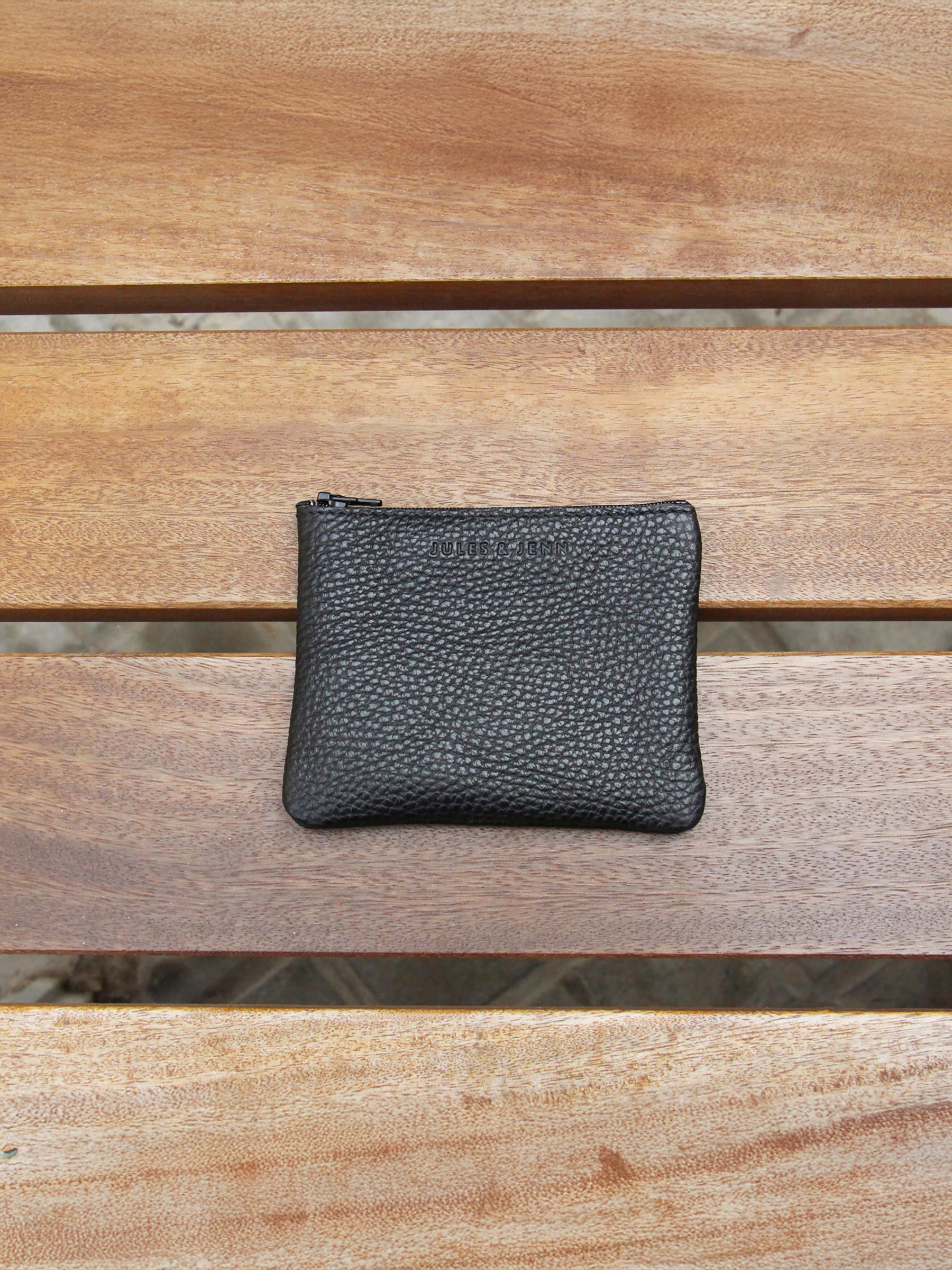 vue posée pochette cuir graine upcycle noir petit modele jules jenn