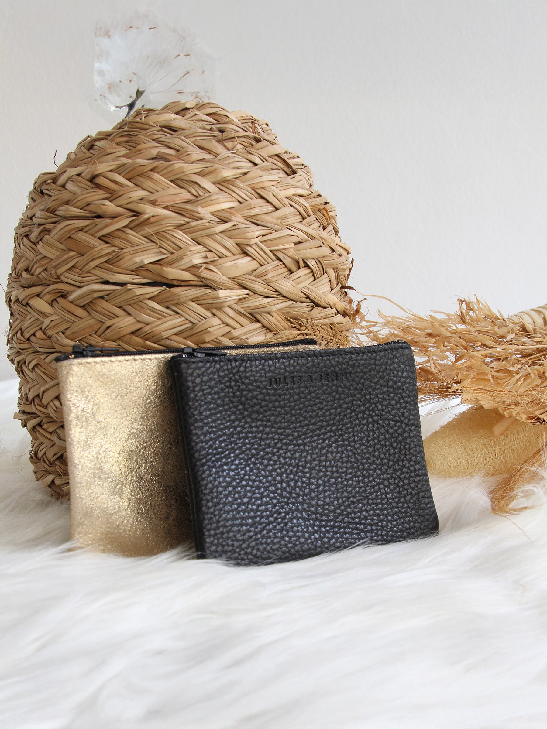 vue posée pochette cuir graine upcycle noir petit modele jules jenn