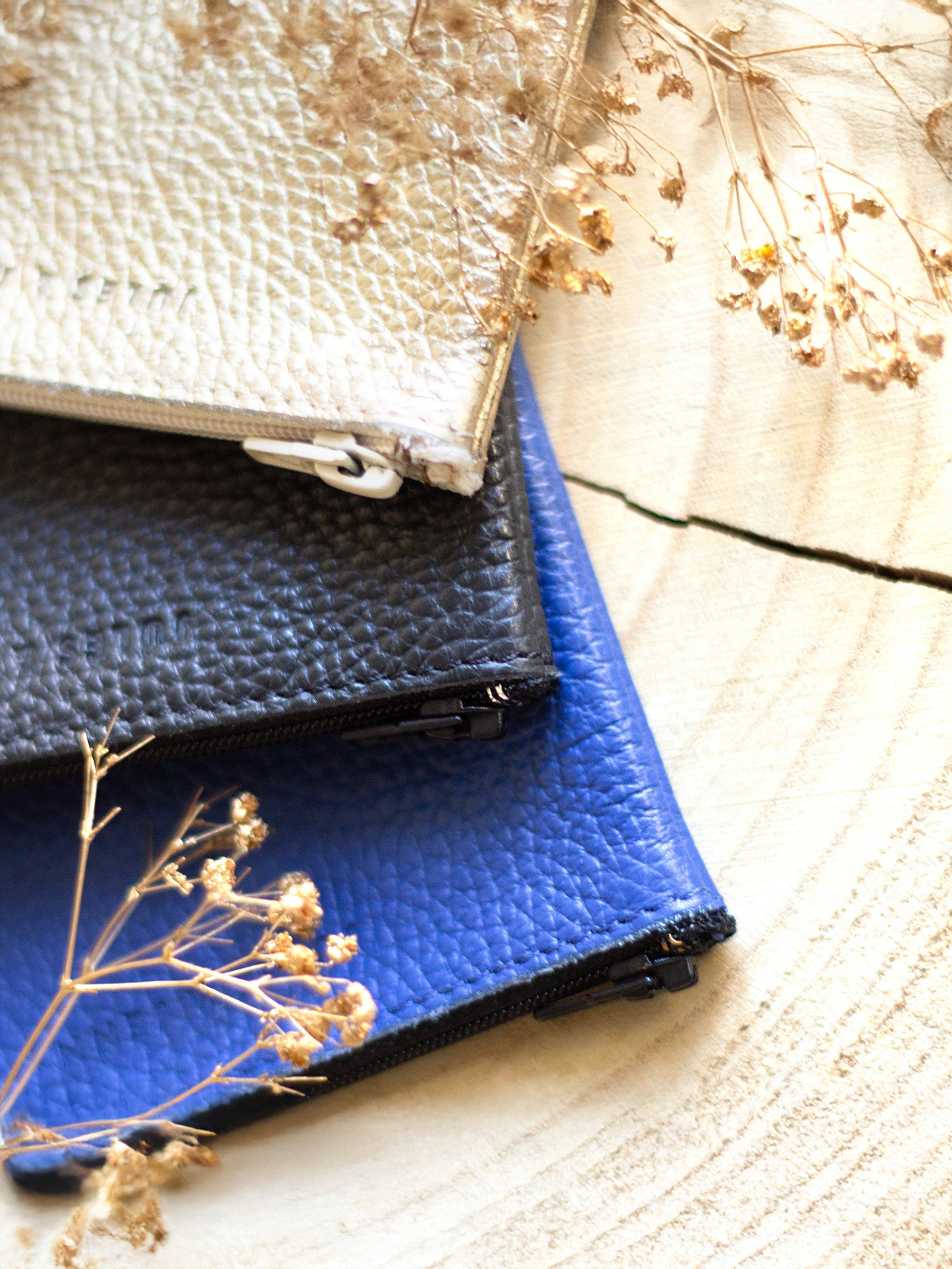 vue posée pochette cuir graine upcycle noir petit modele jules jenn