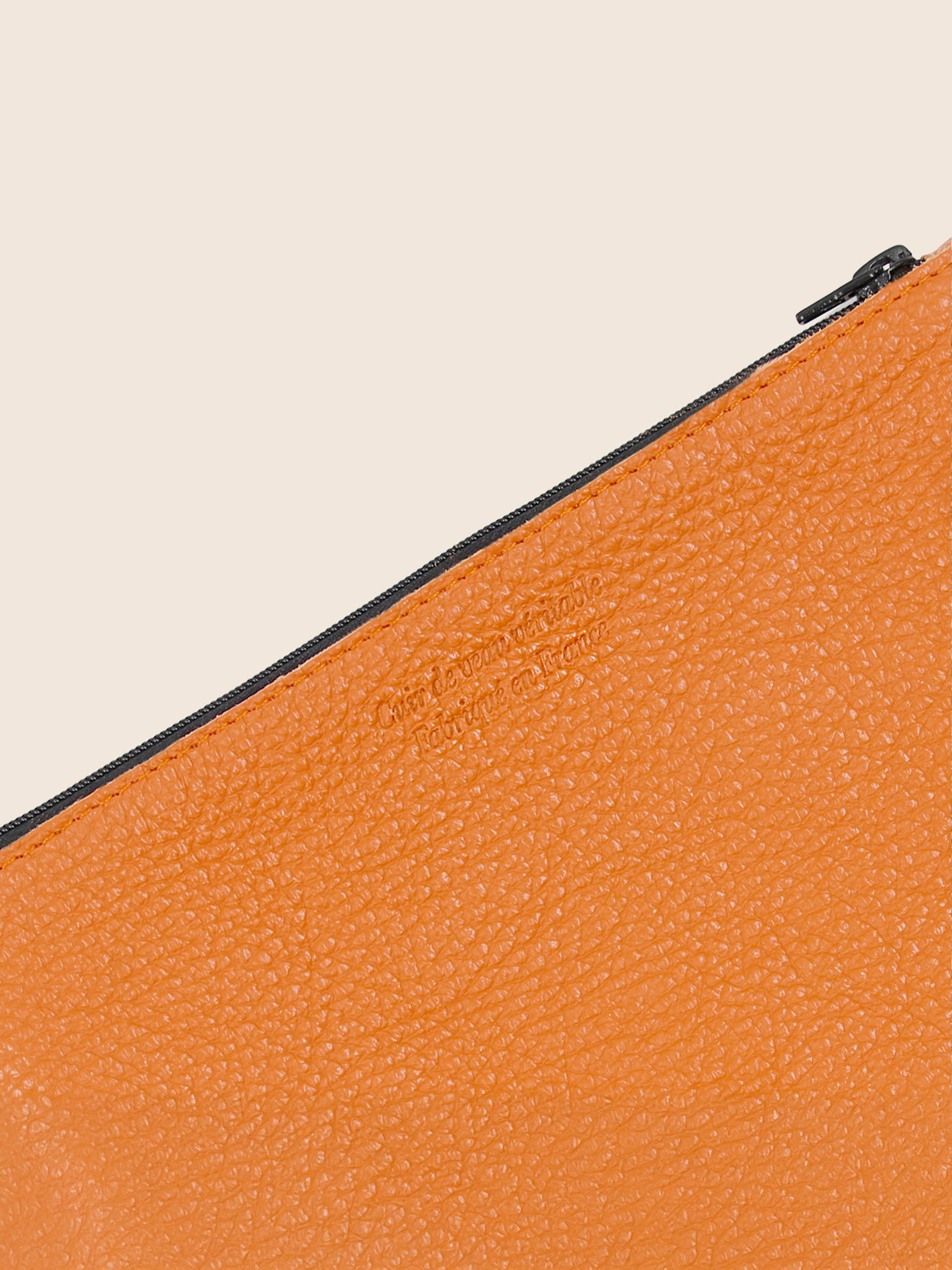 vue detail pochette cuir graine upcycle orange moyen modele jules & jenn