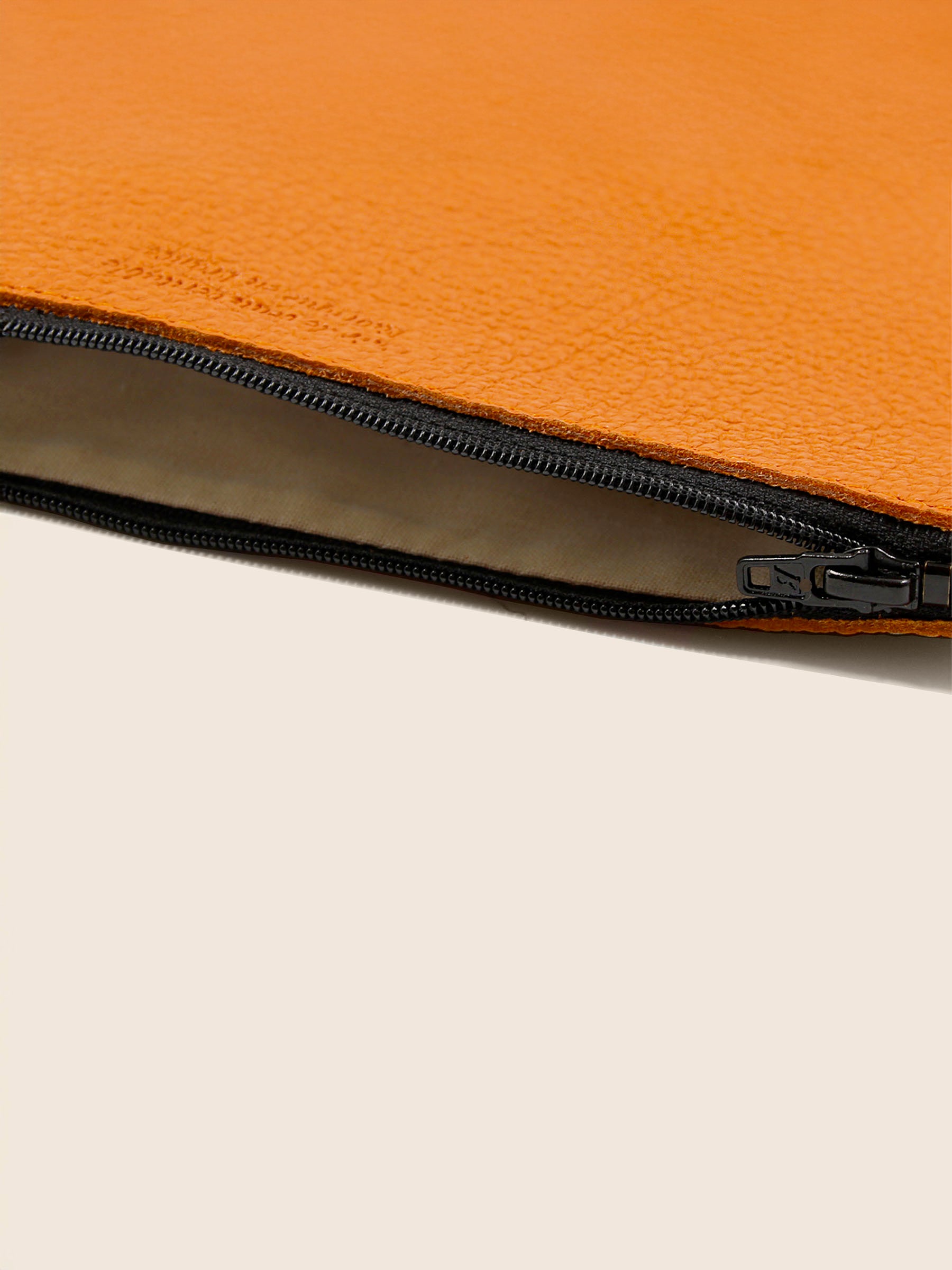 vue interne pochette cuir graine upcycle orange moyen modele jules & jenn