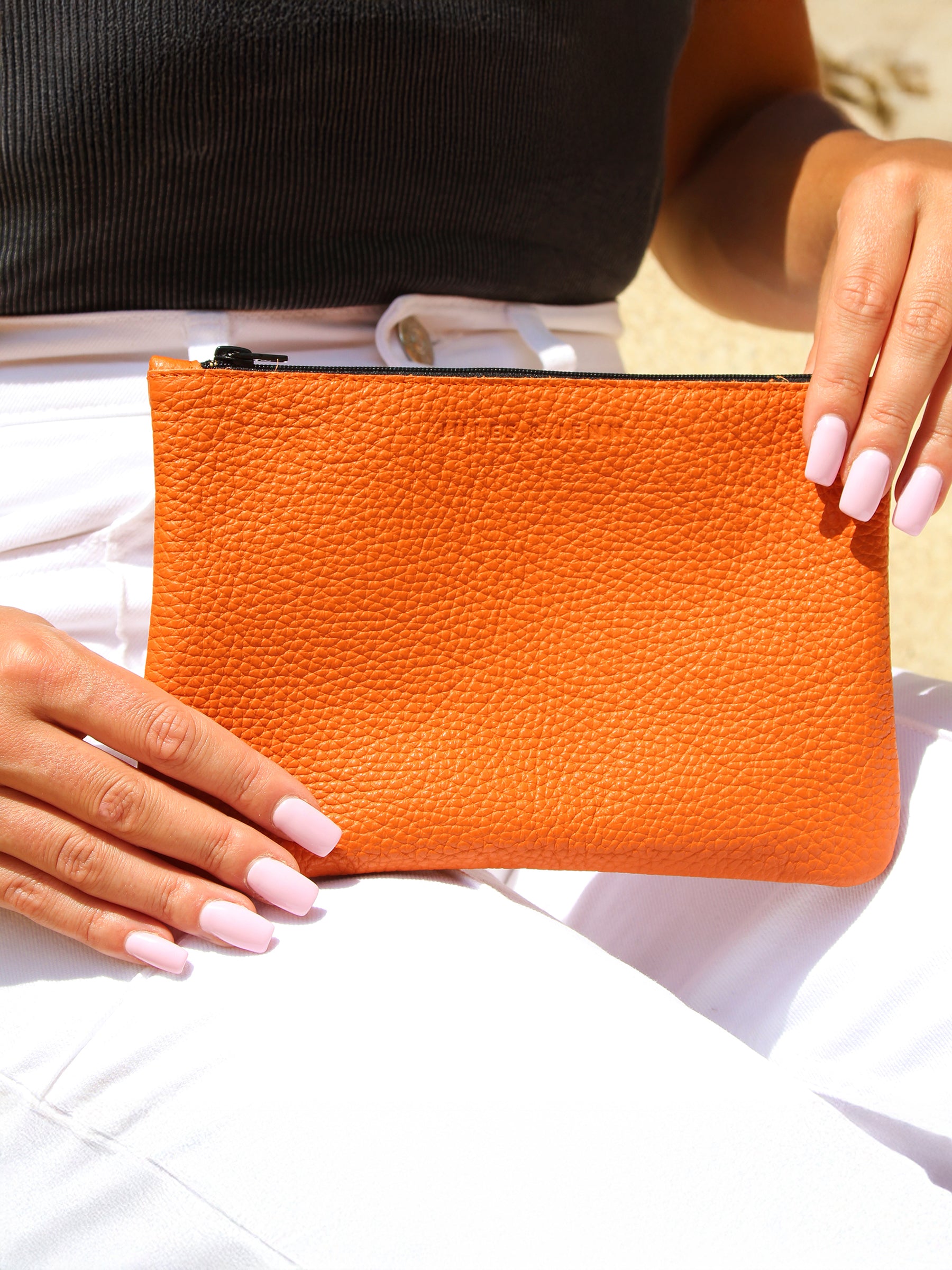 vue posée pochette cuir graine upcycle orange moyen modele jules & jenn