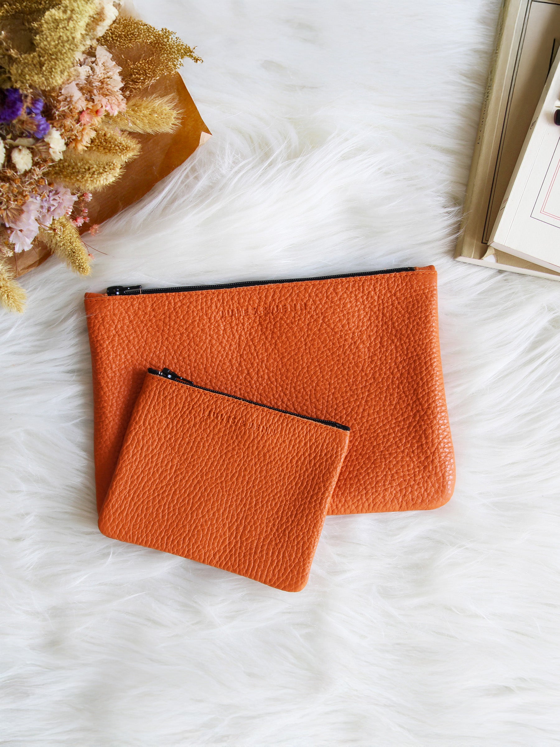 vue posée pochette cuir graine upcycle orange moyen modele jules & jenn