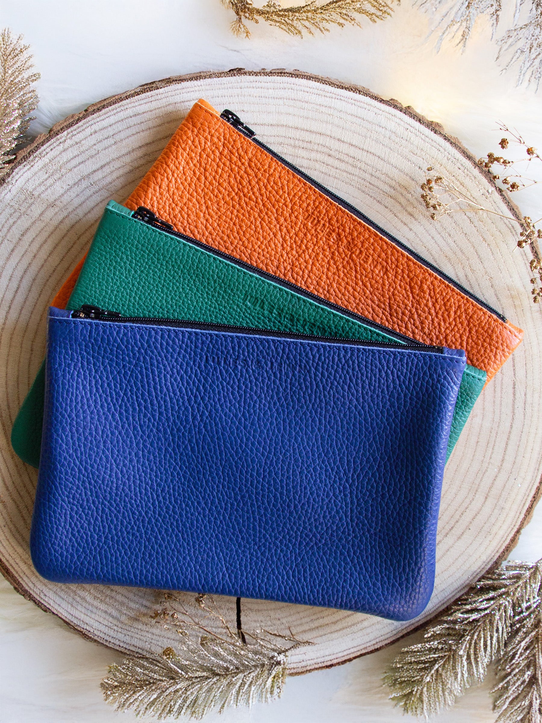 vue posée pochette cuir graine upcycle orange moyen modele jules & jenn