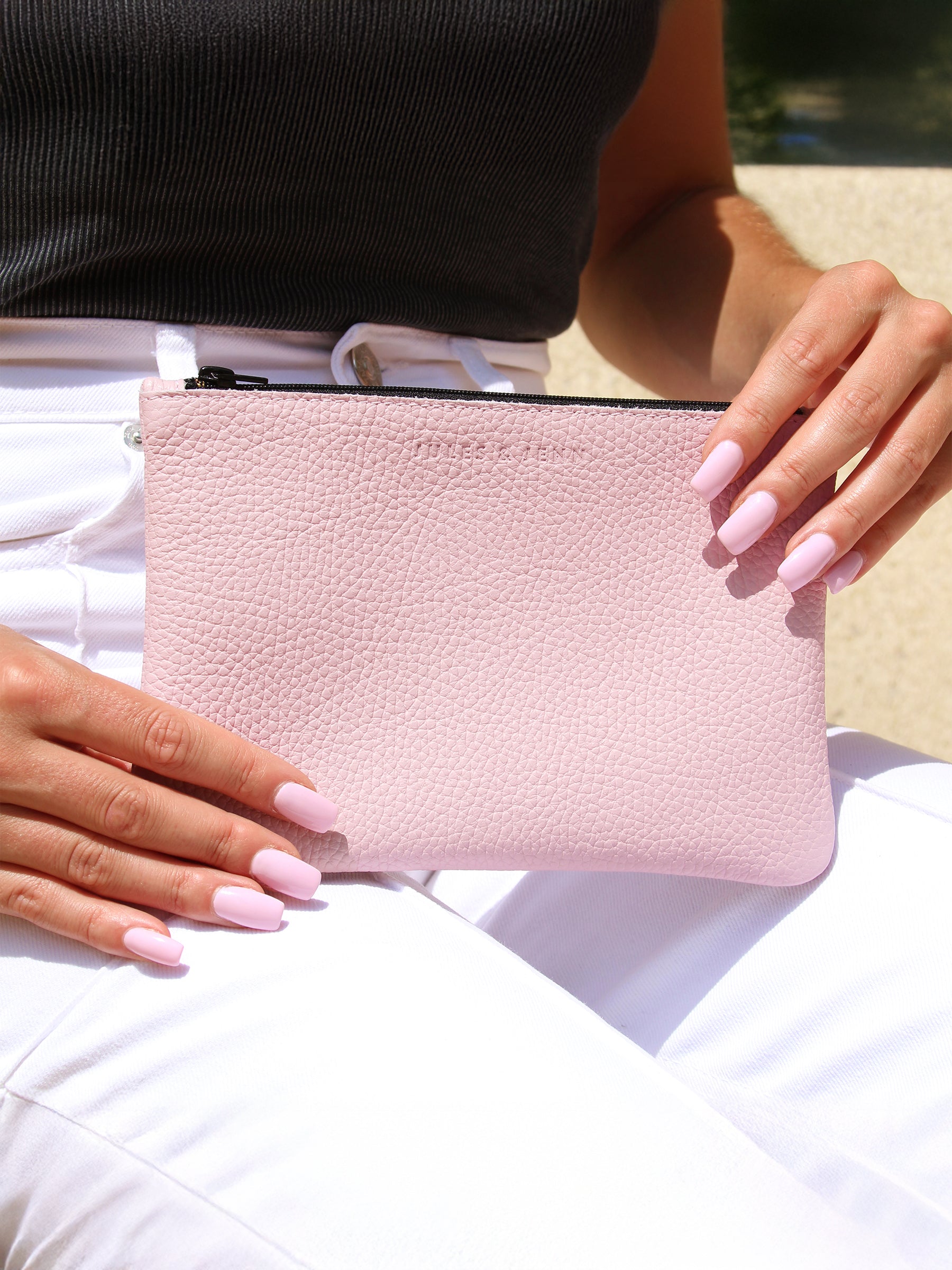 vue posée pochette cuir graine upcycle rose bleu et orange moyen modele jules jenn