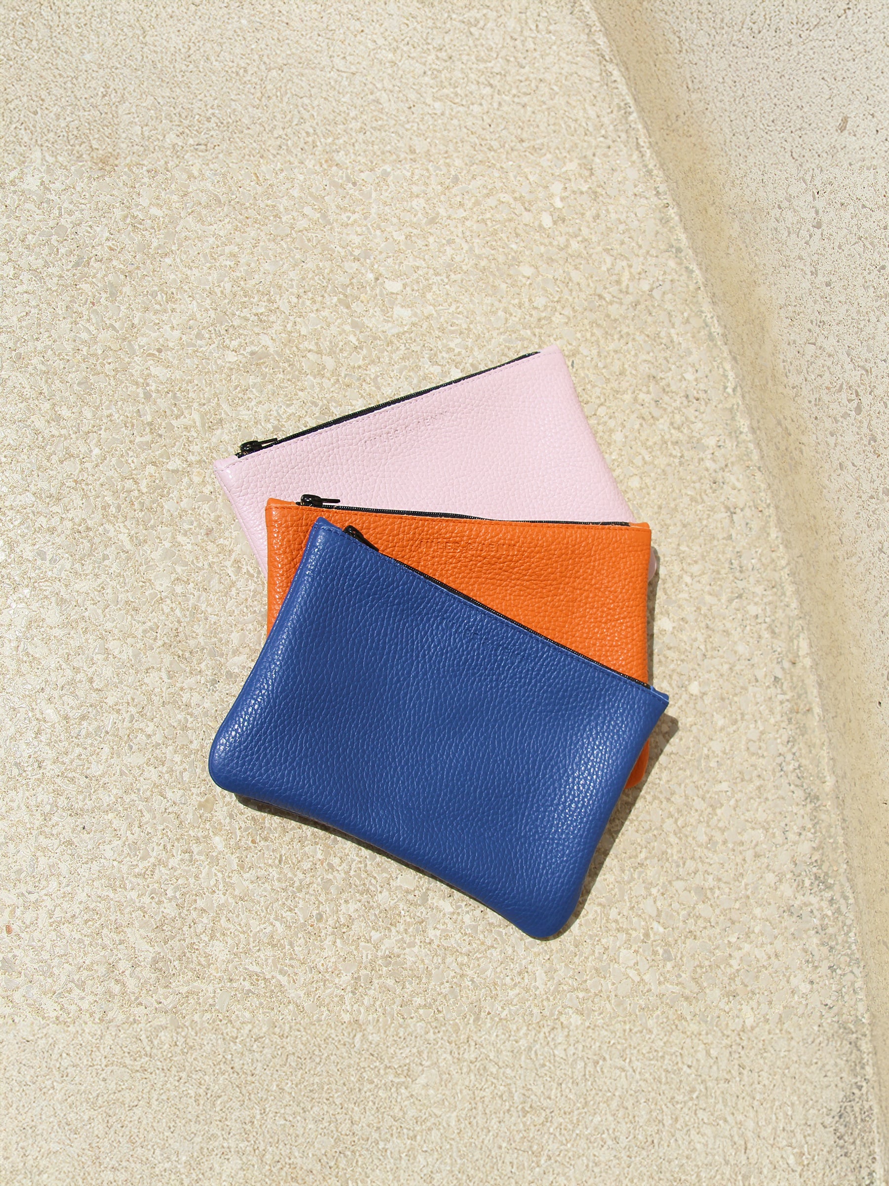 vue posée pochette cuir graine upcycle rose bleu et orange moyen modele jules jenn