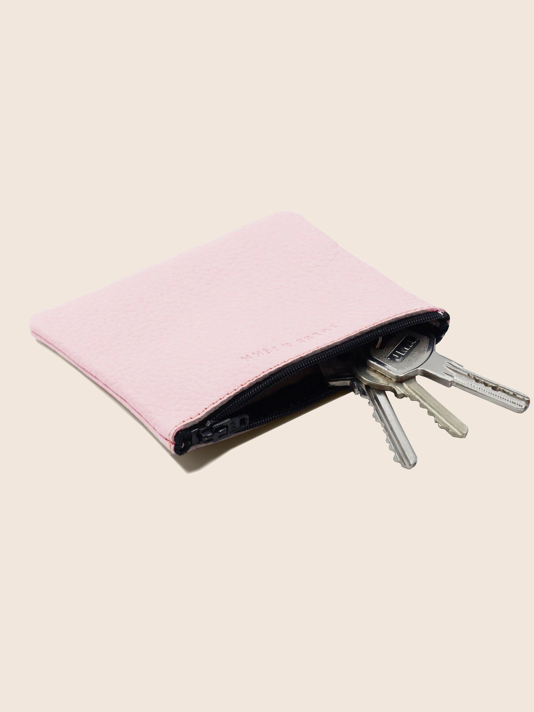 vue dessus pochette cuir graine upcycle rose petit modele jules jenn