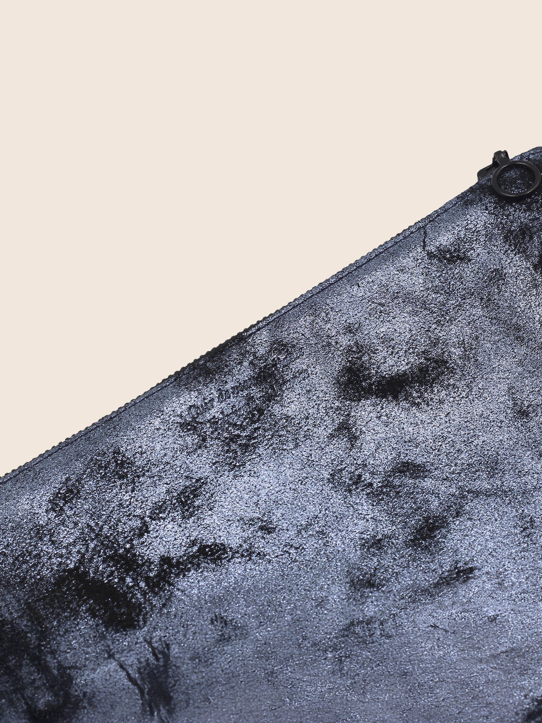 vue detail pochette cuir gris metallise moyen modele jules jenn