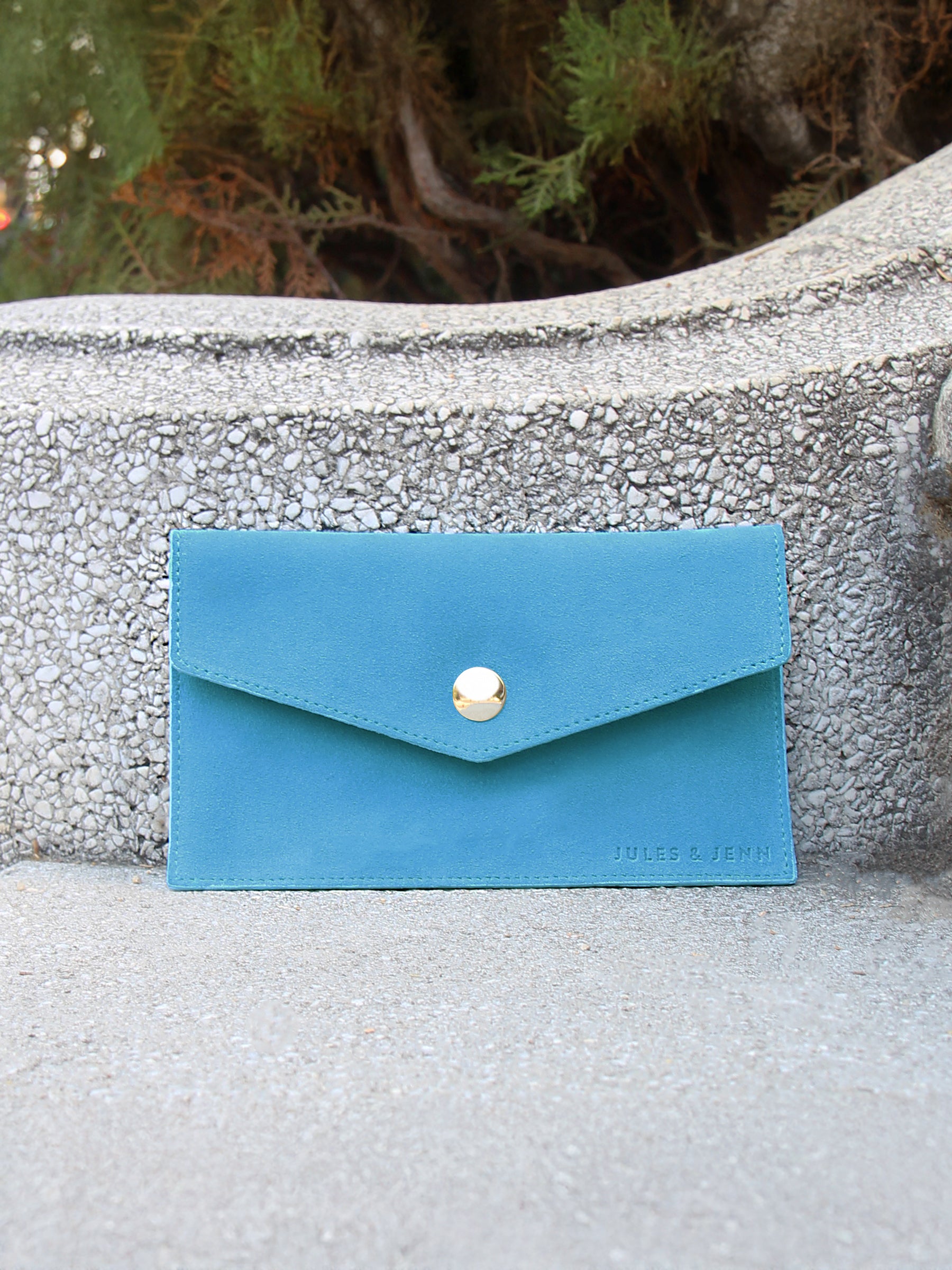 vue posée pochette enveloppe cuir daim upcycle bleu azur jules jenn