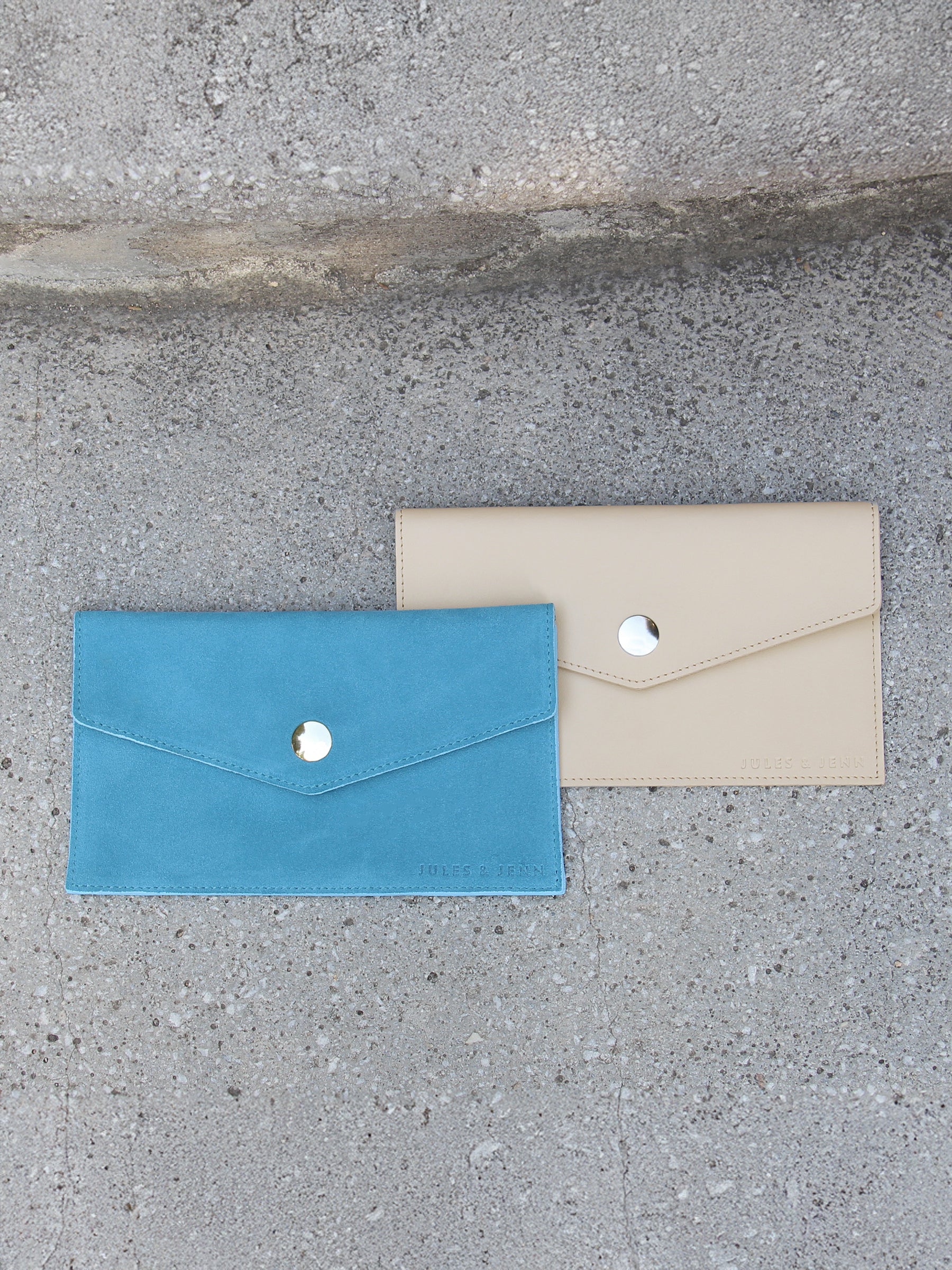 vue posée pochette enveloppe cuir daim upcycle bleu azur jules jenn