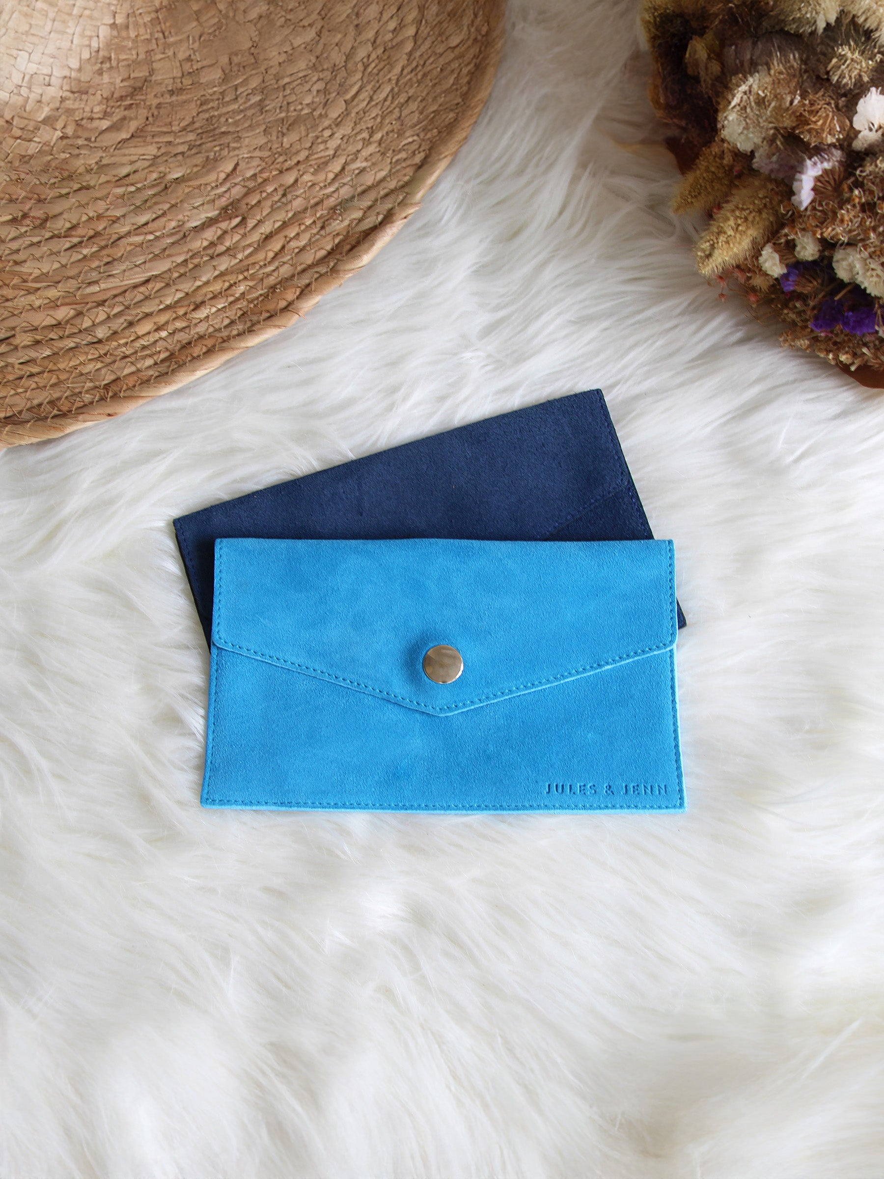 vue posée pochette enveloppe cuir daim upcycle bleu azur jules jenn