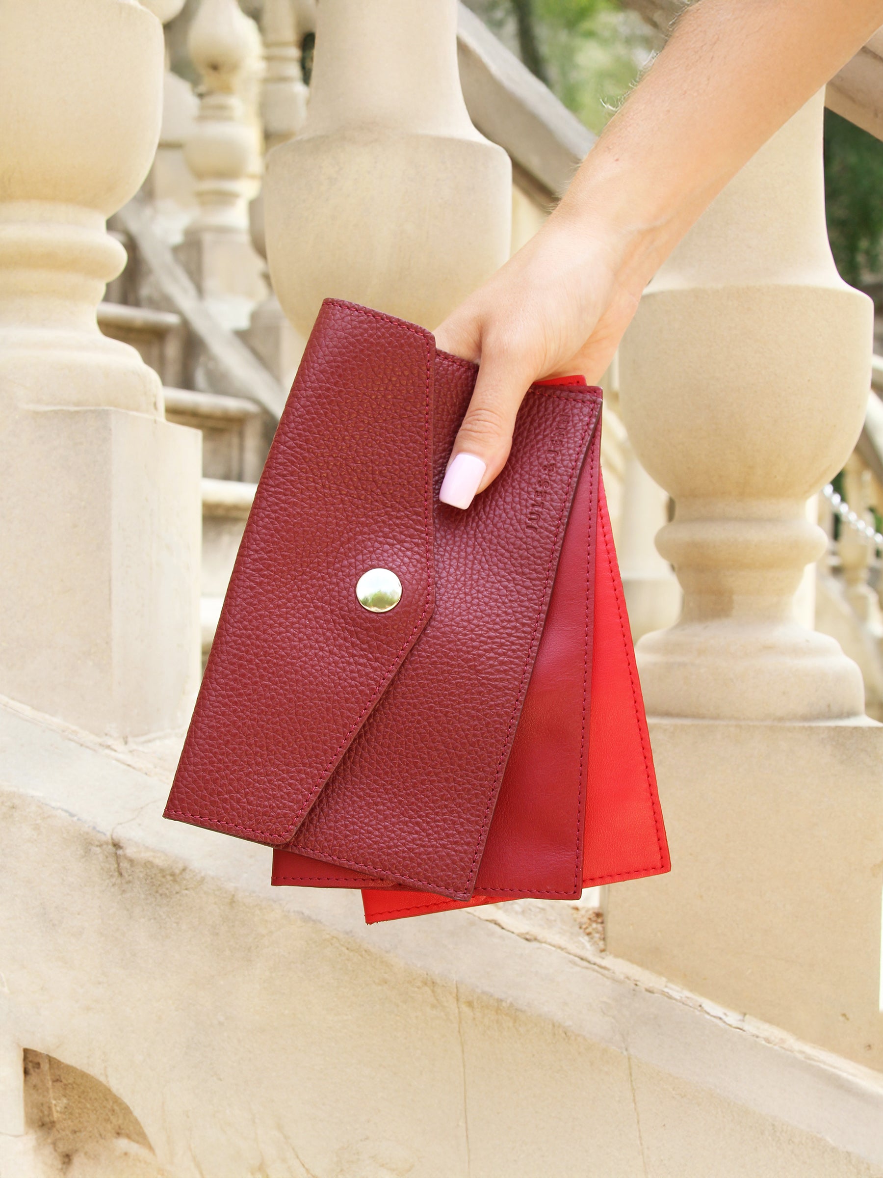 vue posée pochette enveloppe cuir graine upcycle bordeaux jules & jenn