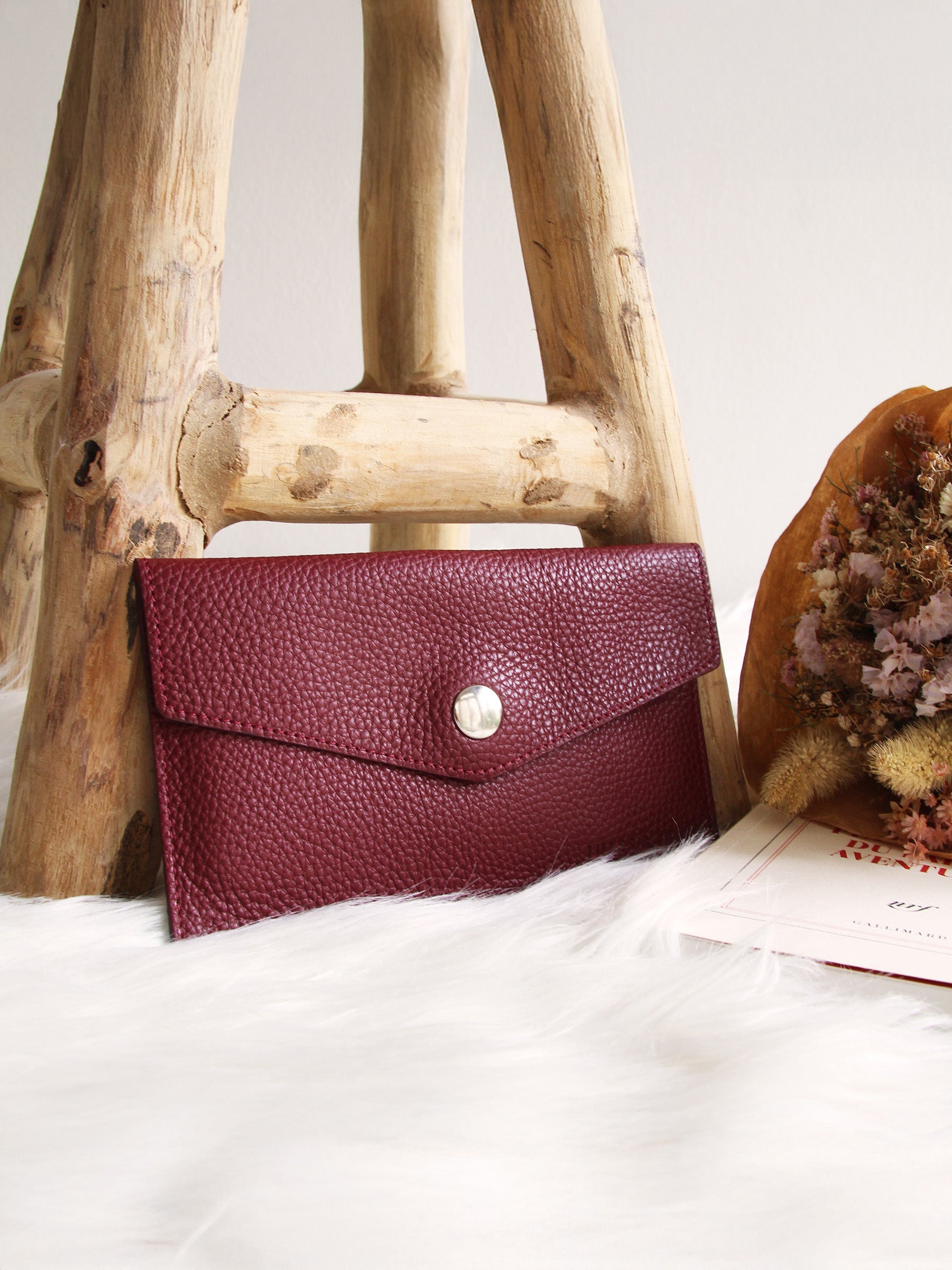 vue posée pochette enveloppe cuir graine upcycle bordeaux jules & jenn