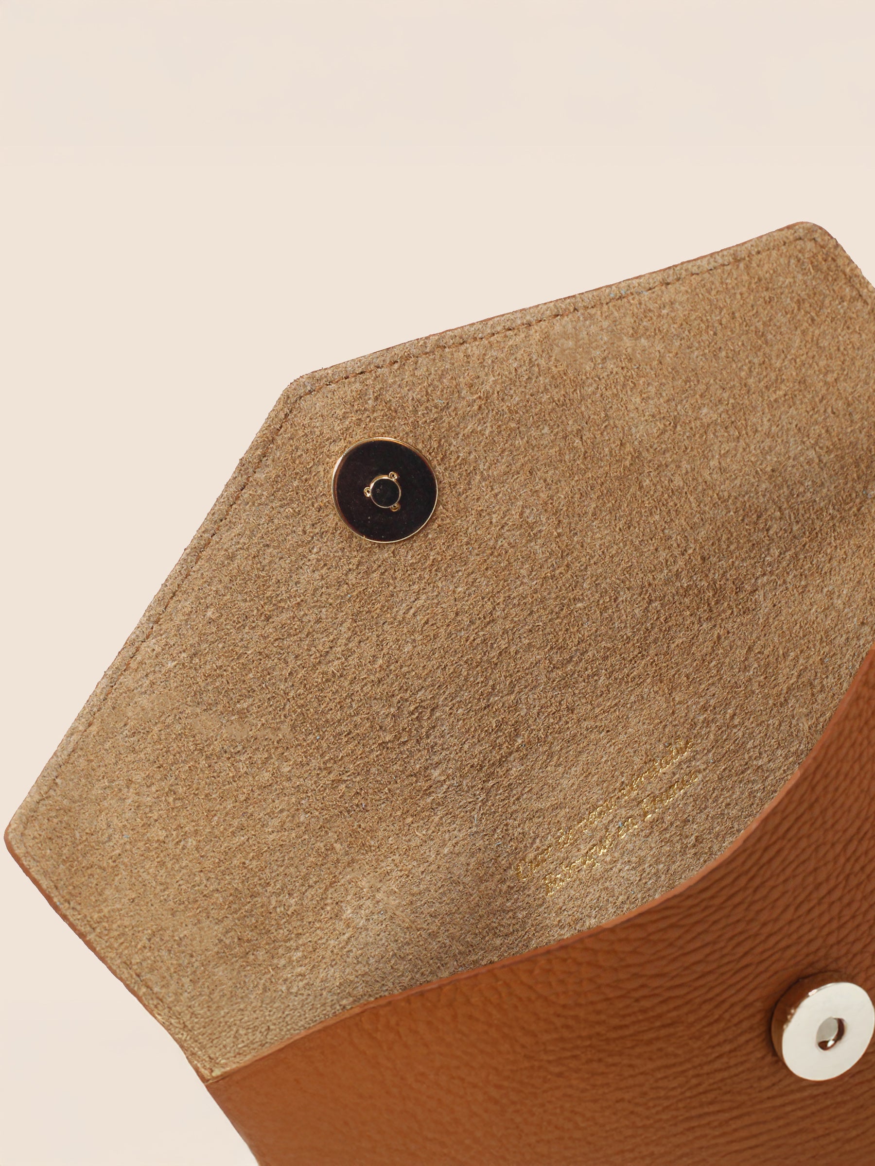 vue intérieur pochette enveloppe cuir grainé upcycle camel jules & jenn