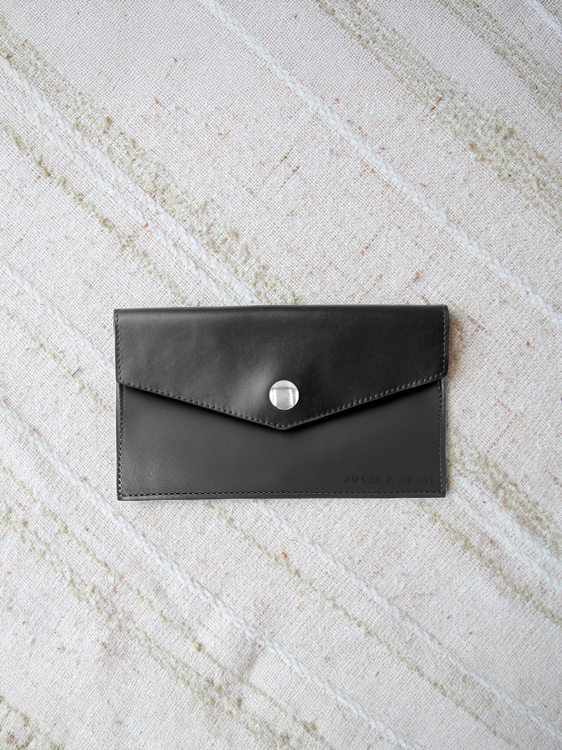 vue posée pochette enveloppe en cuir lisse upcycle noir jules & jenn