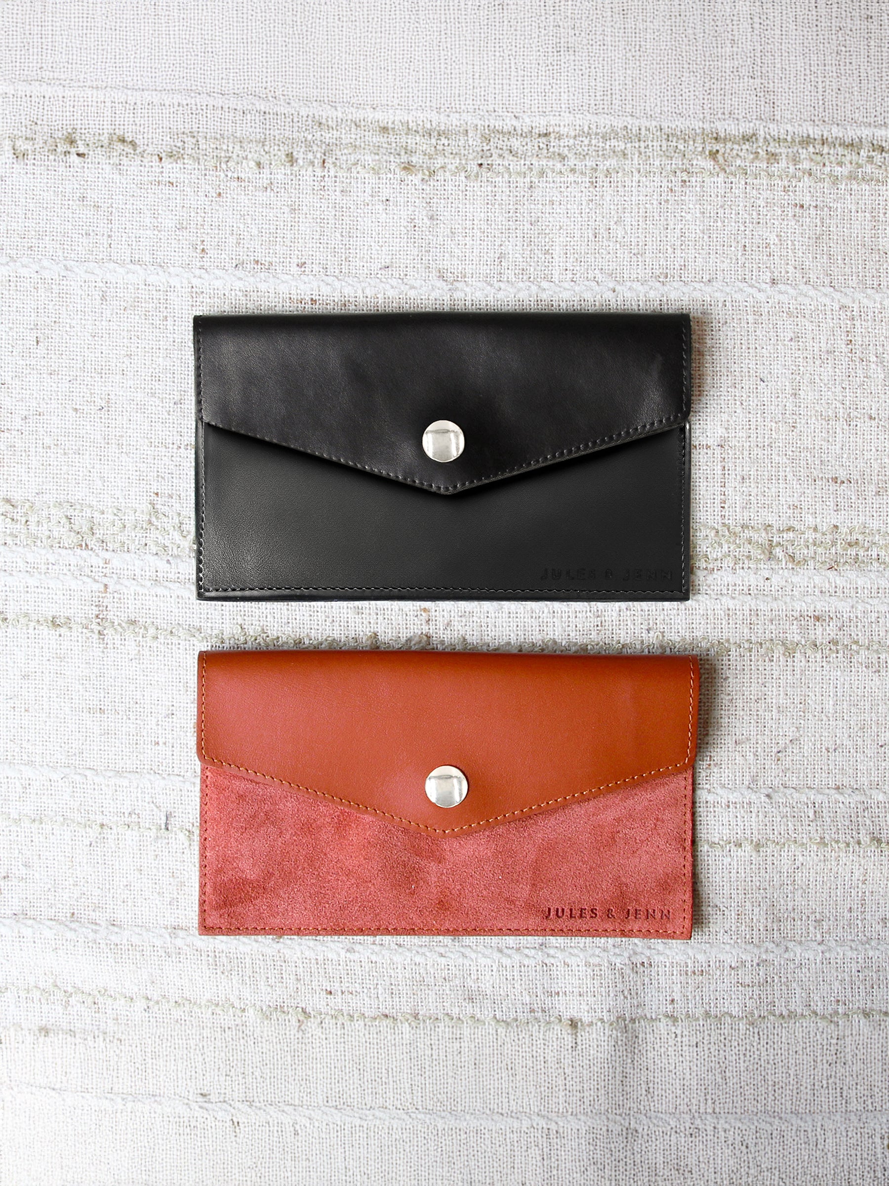 vue posée pochette enveloppe en cuir lisse upcycle noir jules & jenn