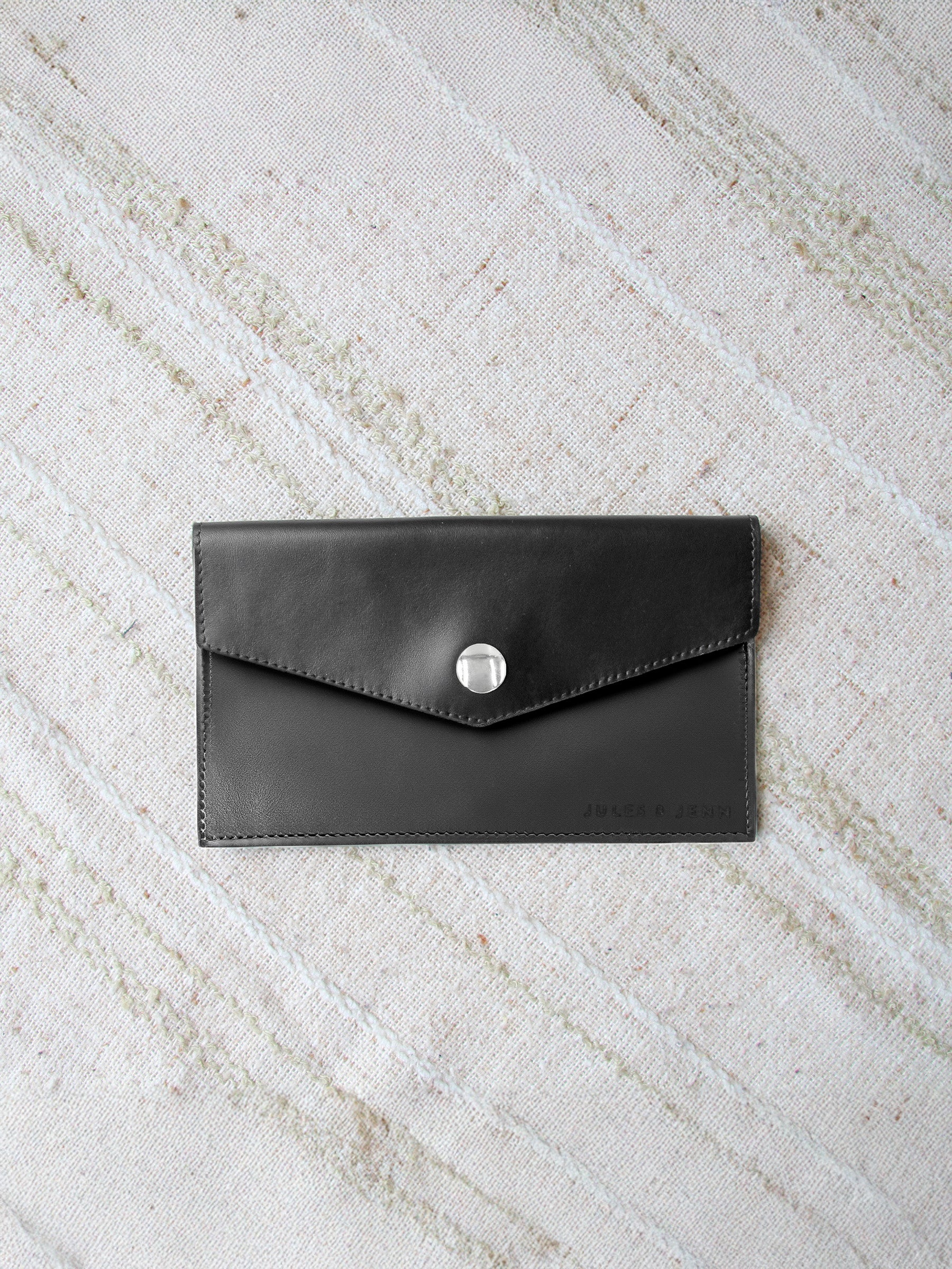 vue posée pochette enveloppe en cuir lisse upcycle noir jules & jenn