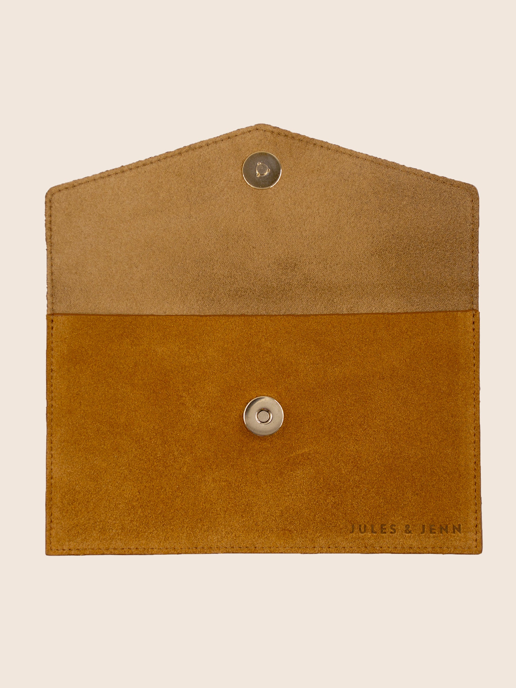 vue dessus pochette enveloppe cuir upcycle cognac jules jenn
