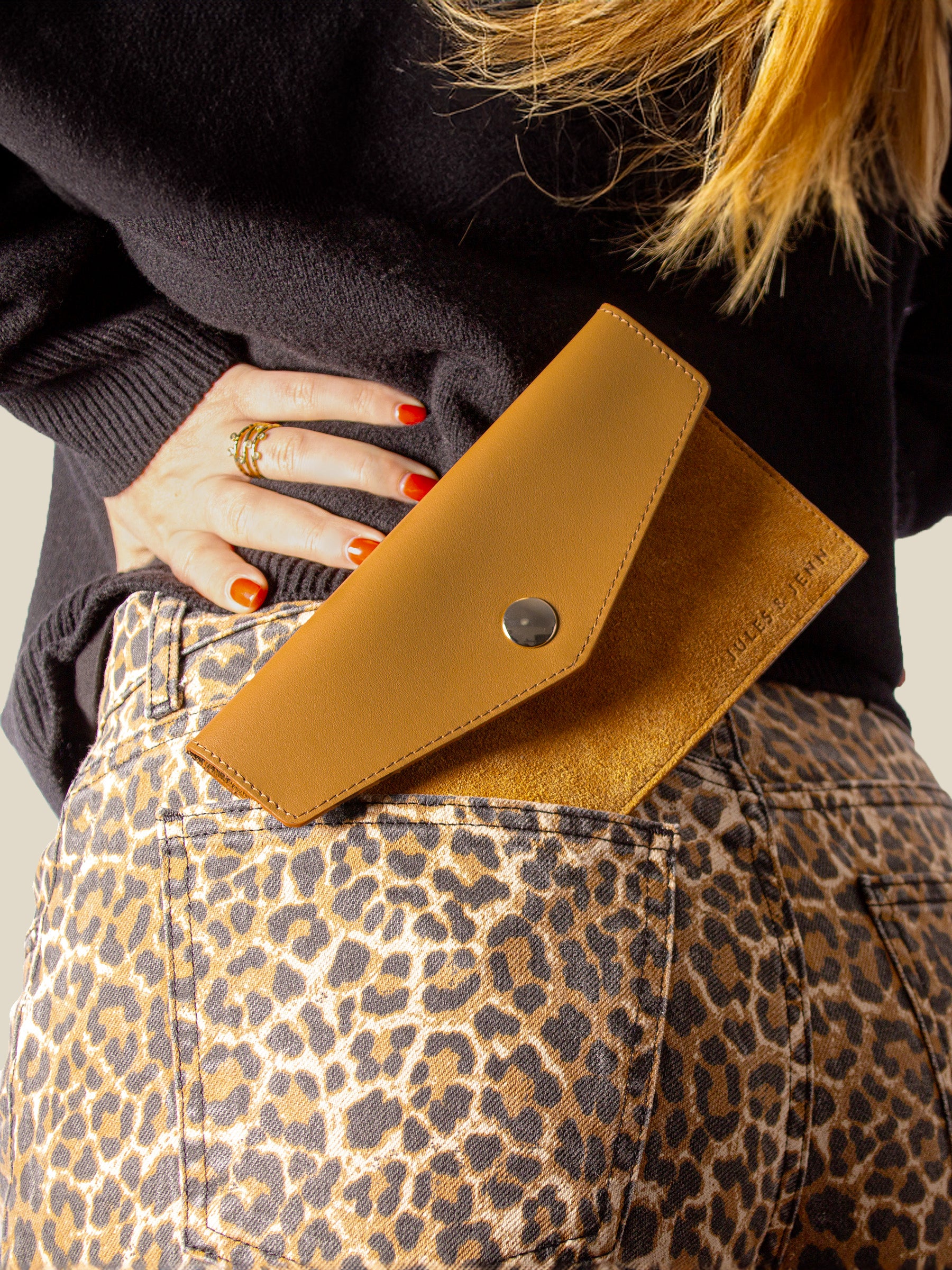 vue portée pochette enveloppe cuir upcycle cognac jules jenn