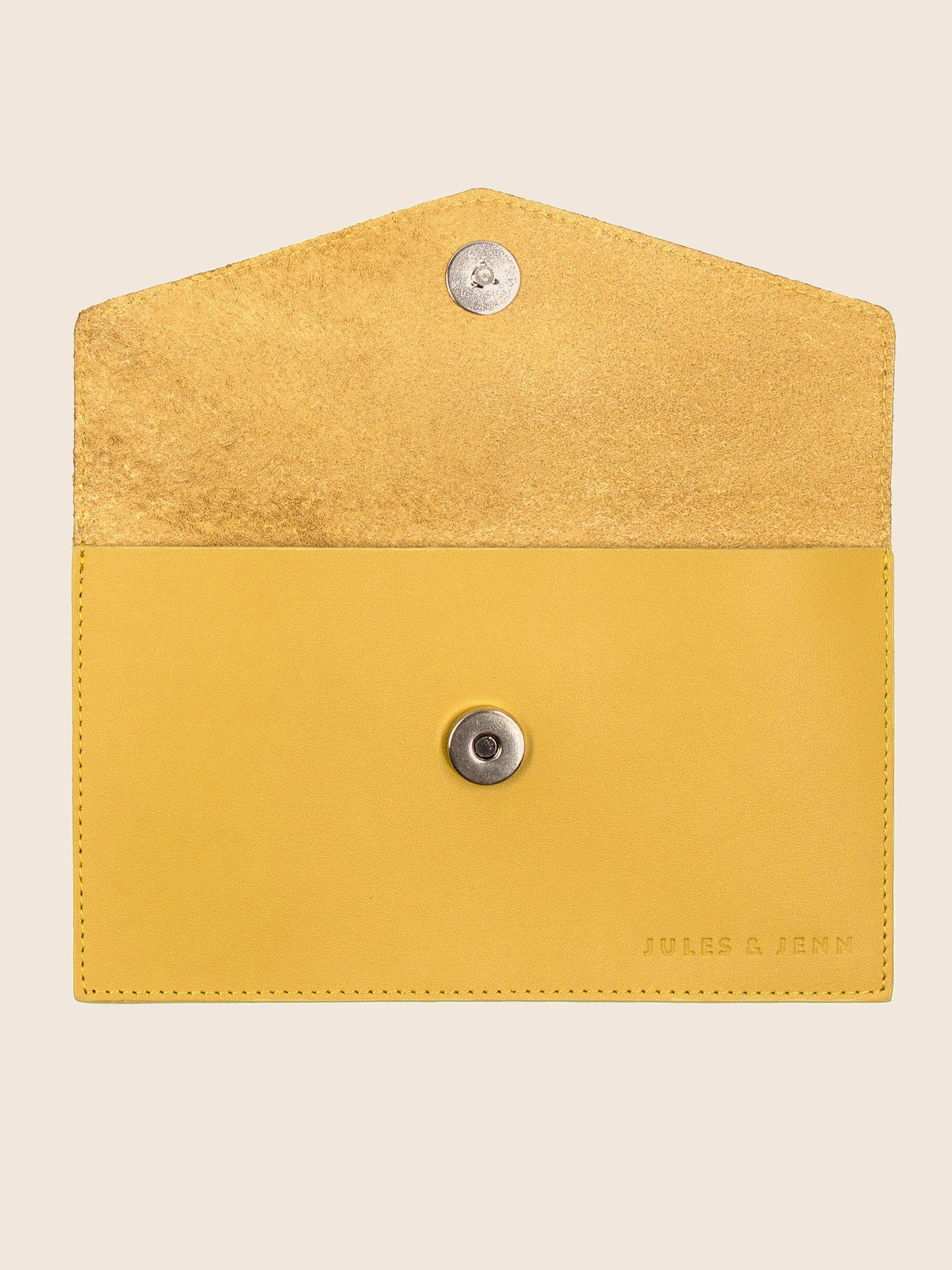 vue dessus pochette enveloppe cuir upcycle moutarde jules & jenn