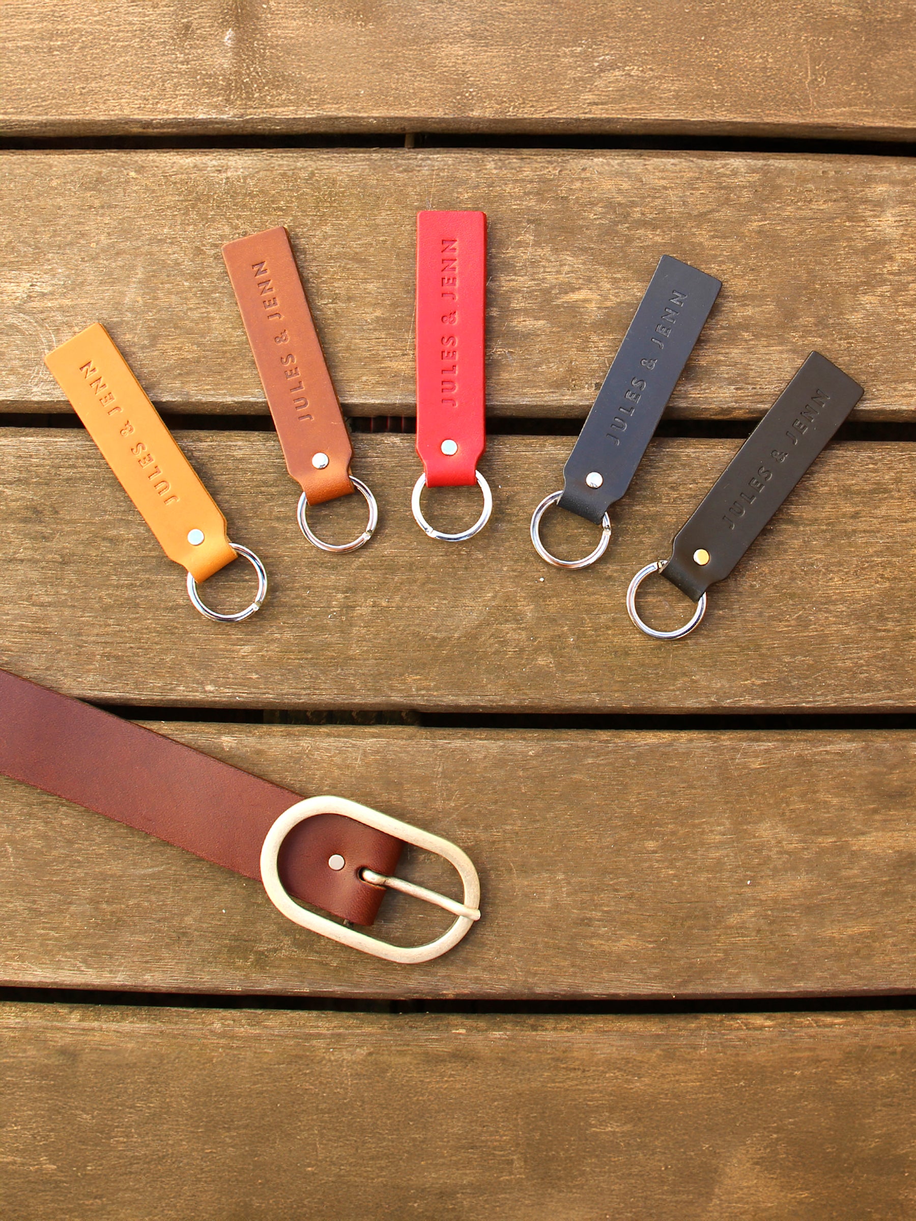 vue poséee porte cles grave cuir upcycle jules jenn