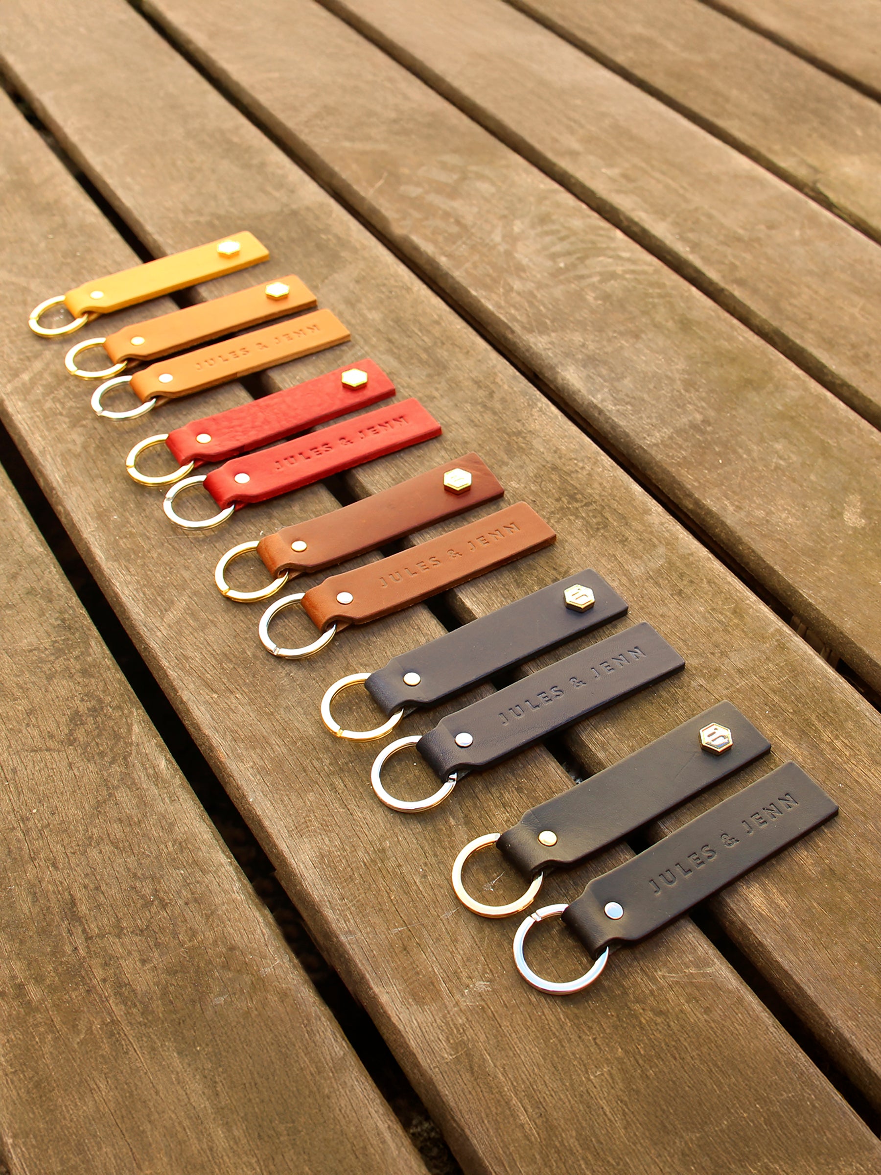 vue poséee porte cles grave cuir upcycle jules jenn