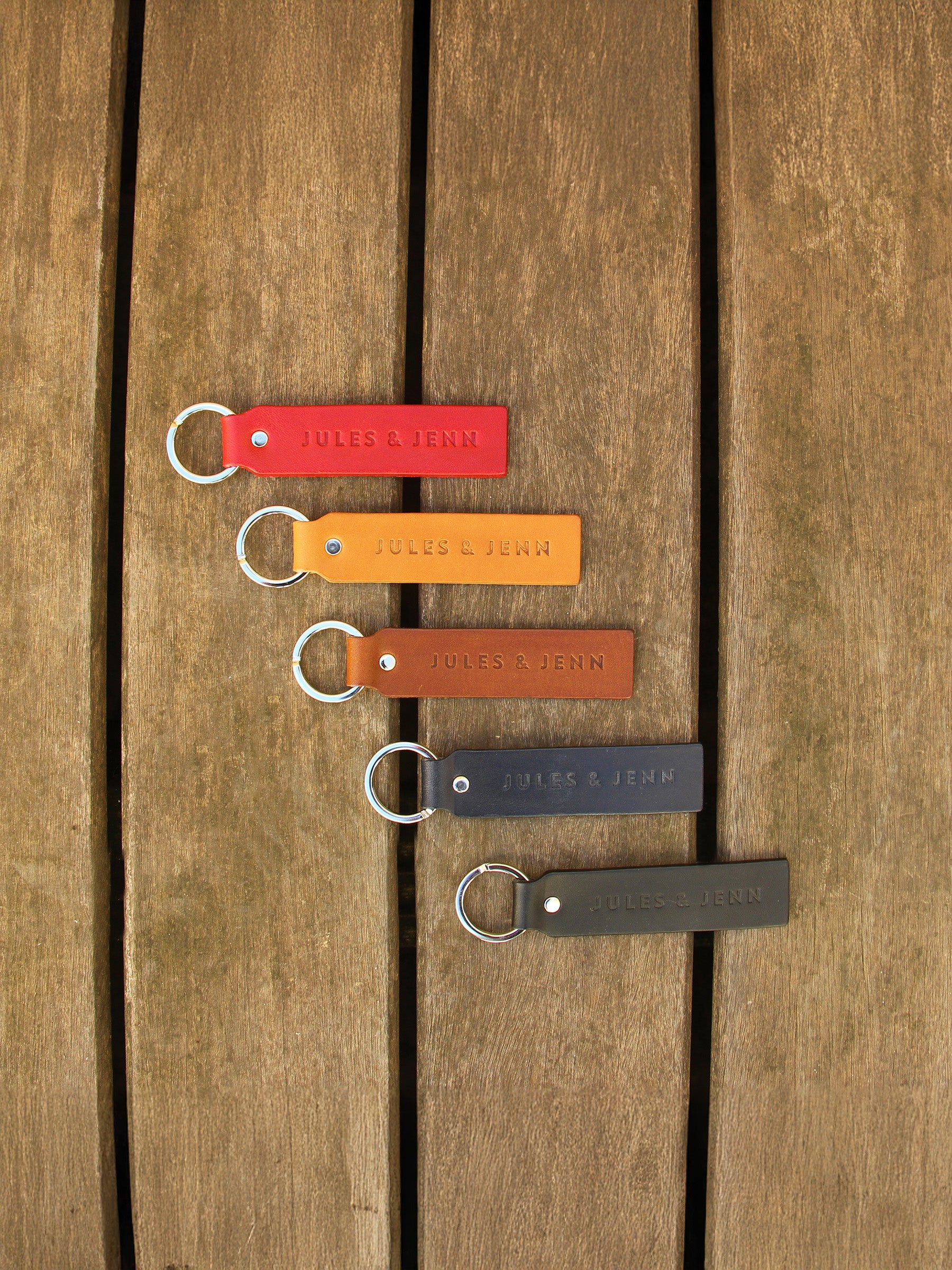 vue poséee porte cles grave cuir upcycle jules jenn