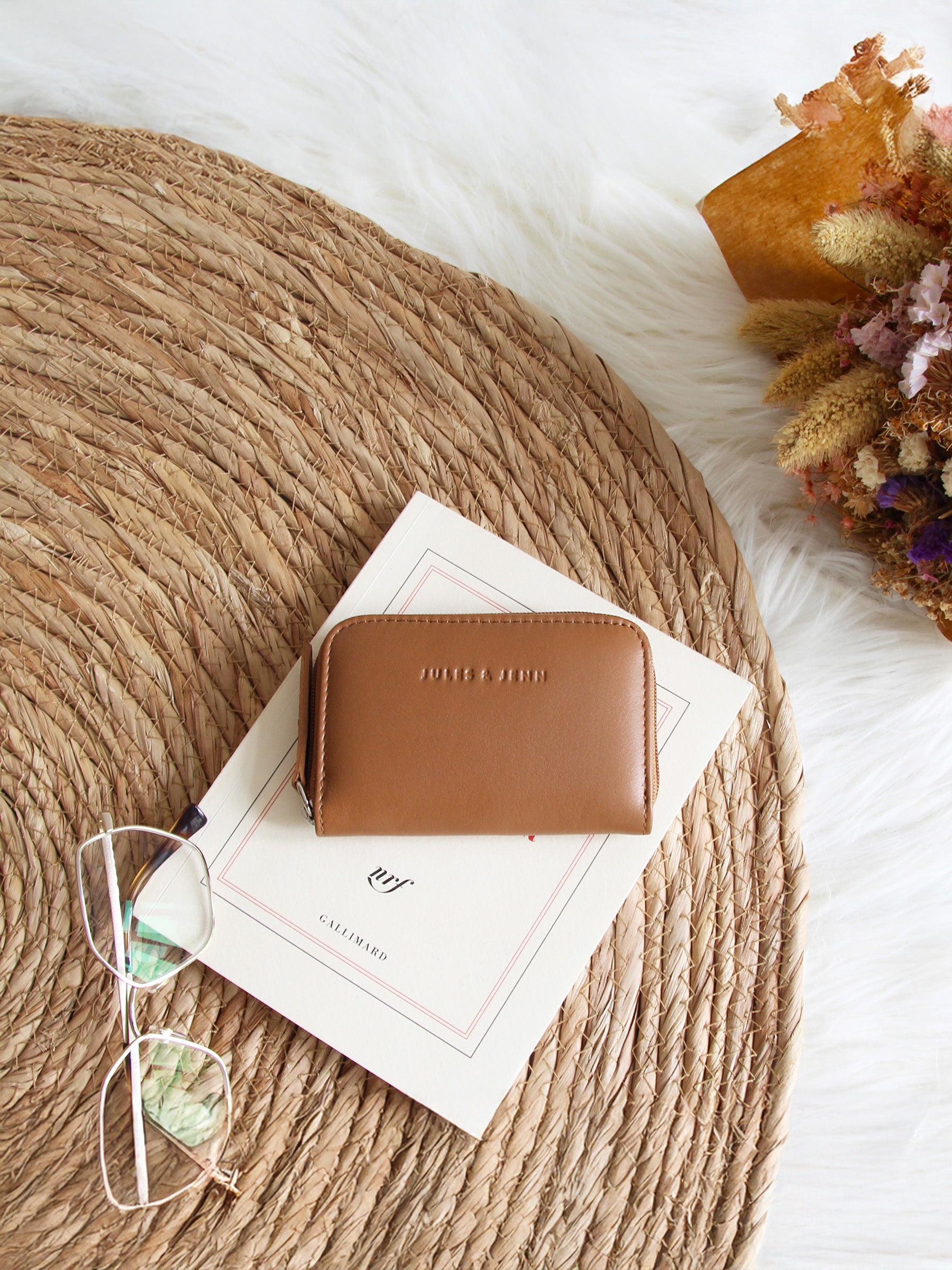 vue posée porte-monnaie cuir camel jules jenn