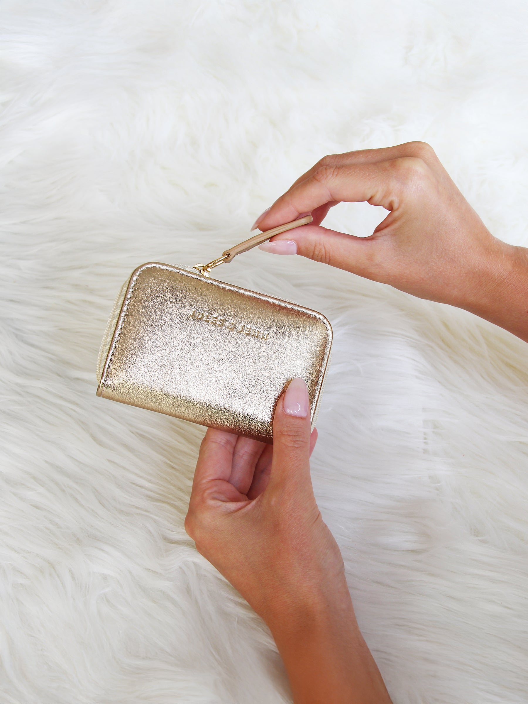 vue posée porte monnaie cuir metallise dore jules jenn