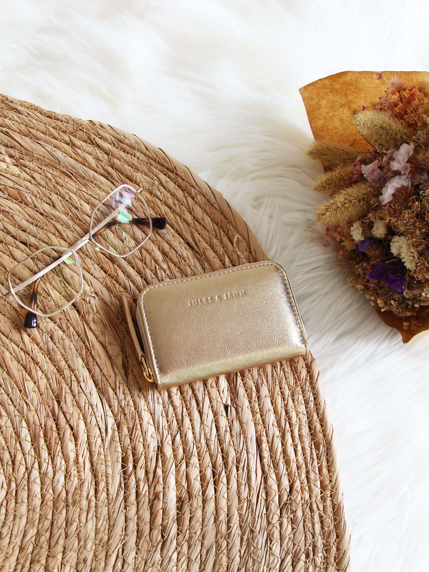 vue posée porte monnaie cuir metallise dore jules jenn