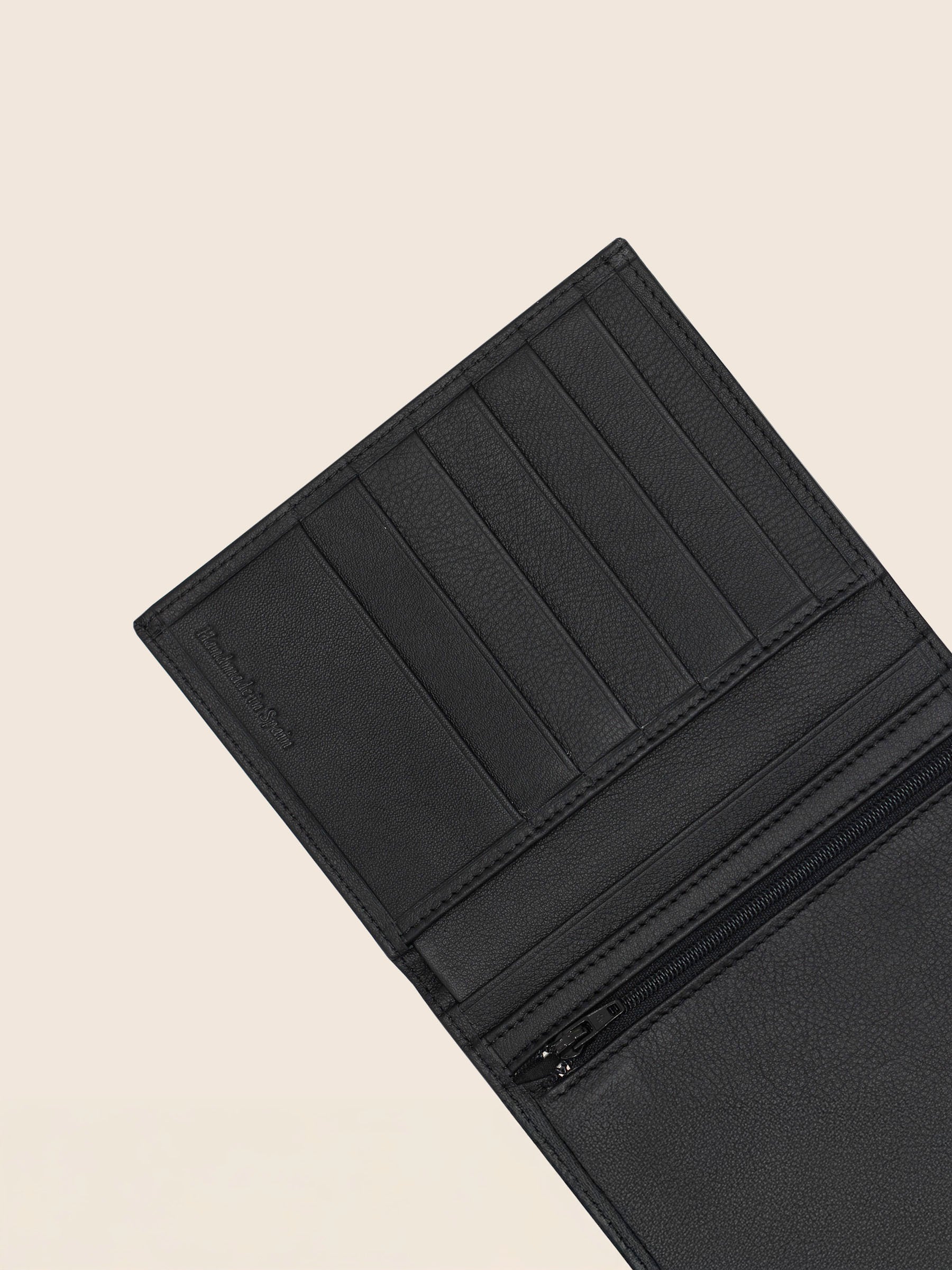 gros plan portefeuille classique noir fabrique en France