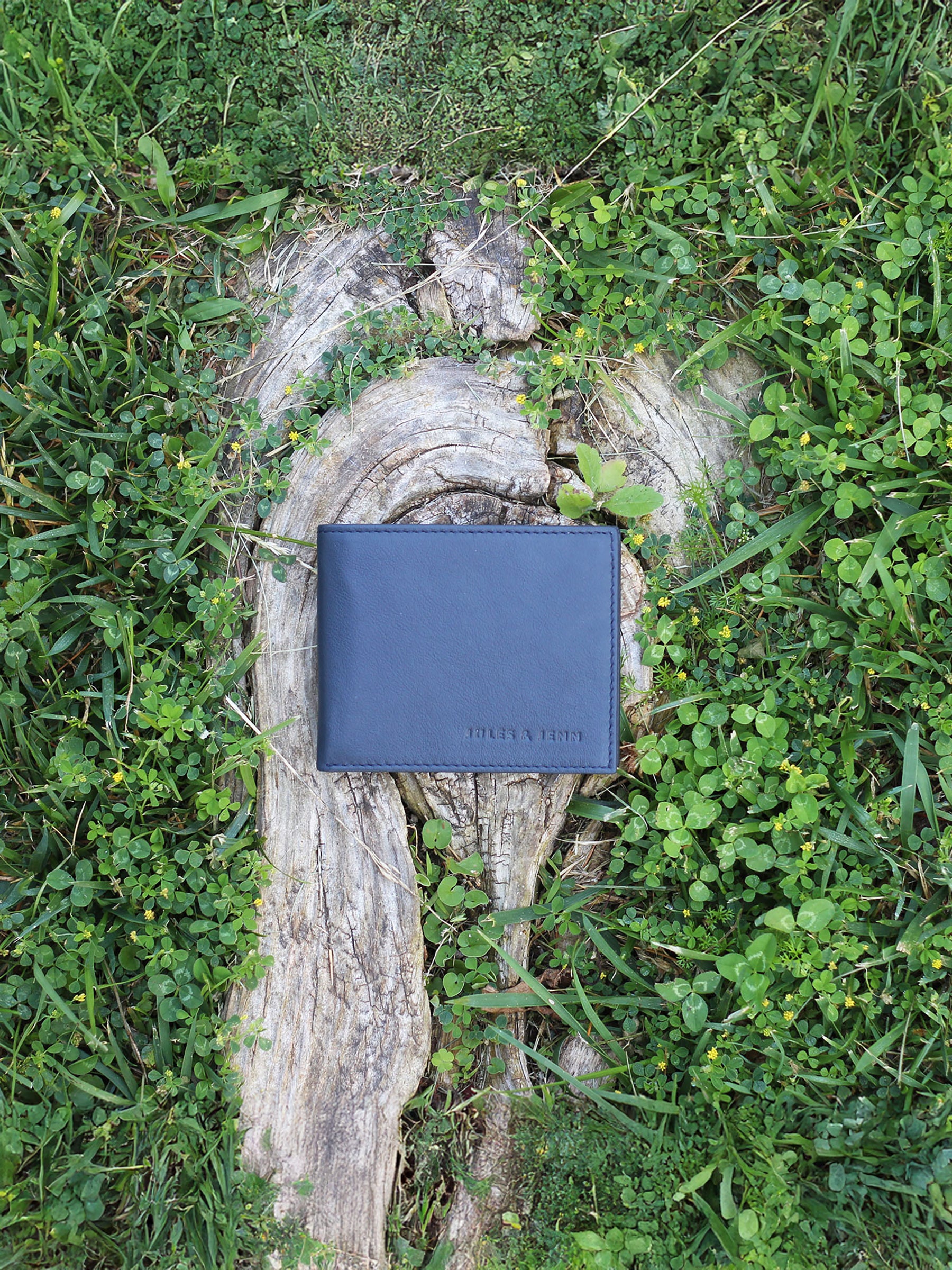 vue posée du portefeuille essentiel cuir bleu jules jenn