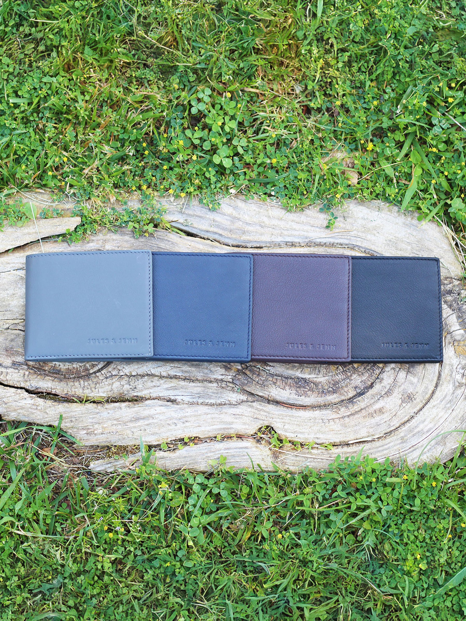 vue posée du portefeuille essentiel cuir bleu jules jenn