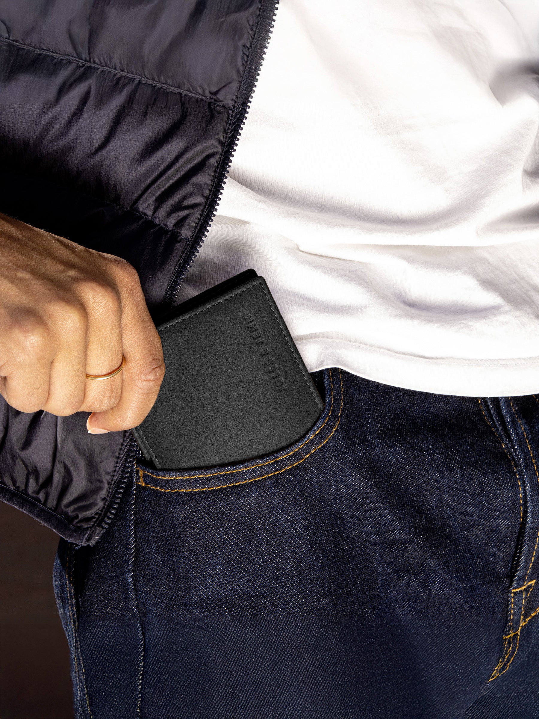 vue posée portefeuille essentiel cuir noir jules jenn