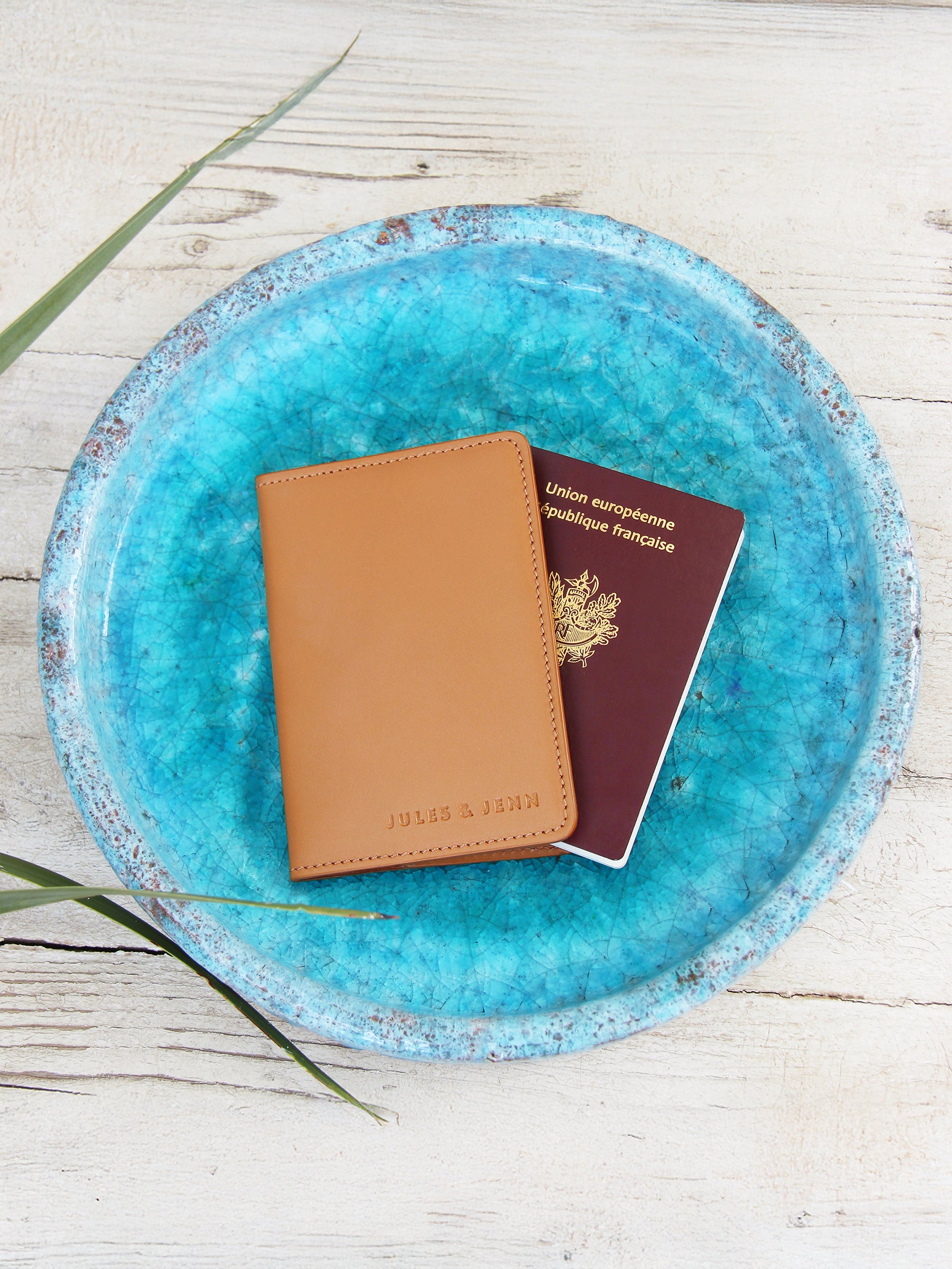 vue posée protege passeport cuir camel jules jenn